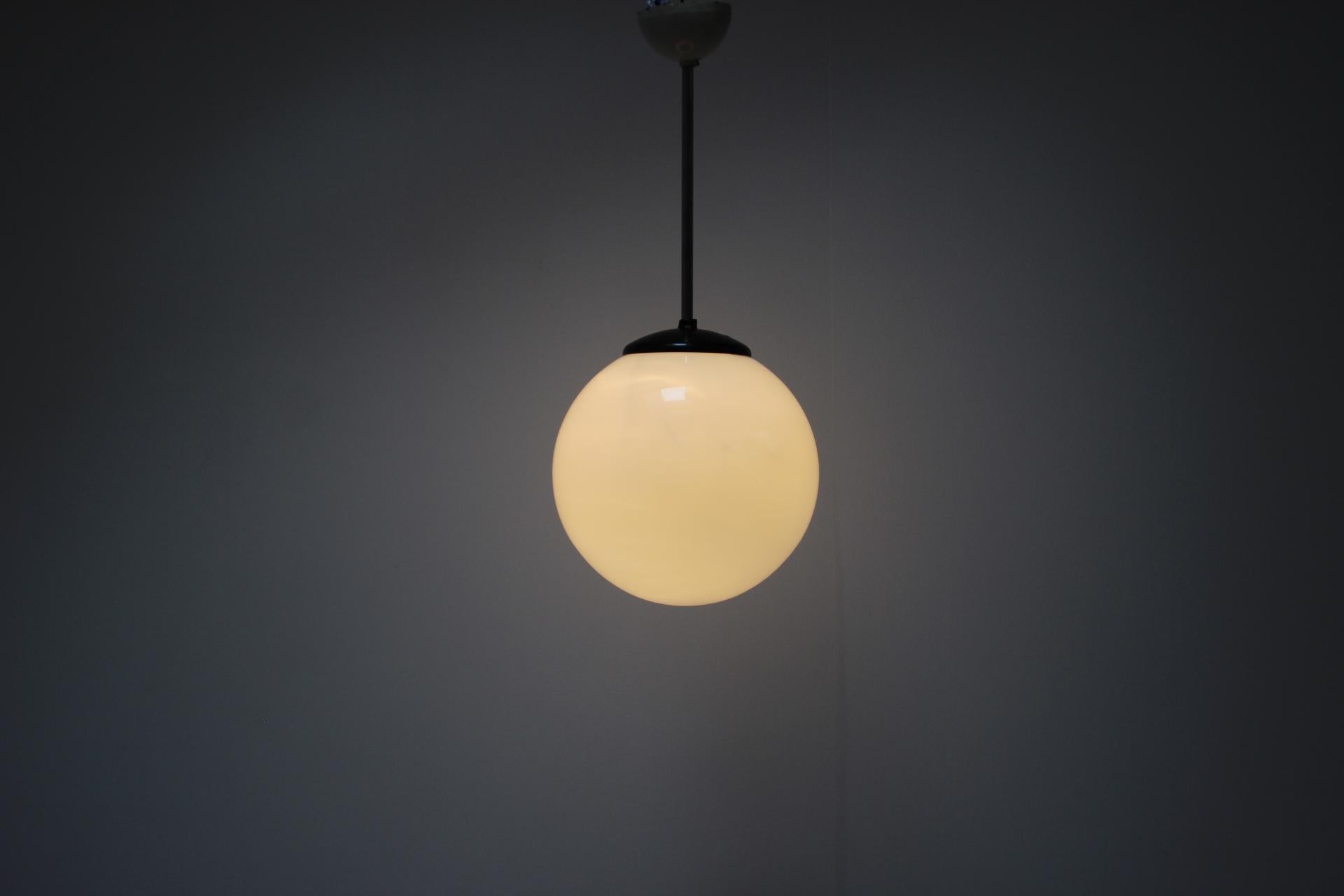 Vetro lattimo Lampadario del Medioevo, Cecoslovacchia, anni '1950 in vendita