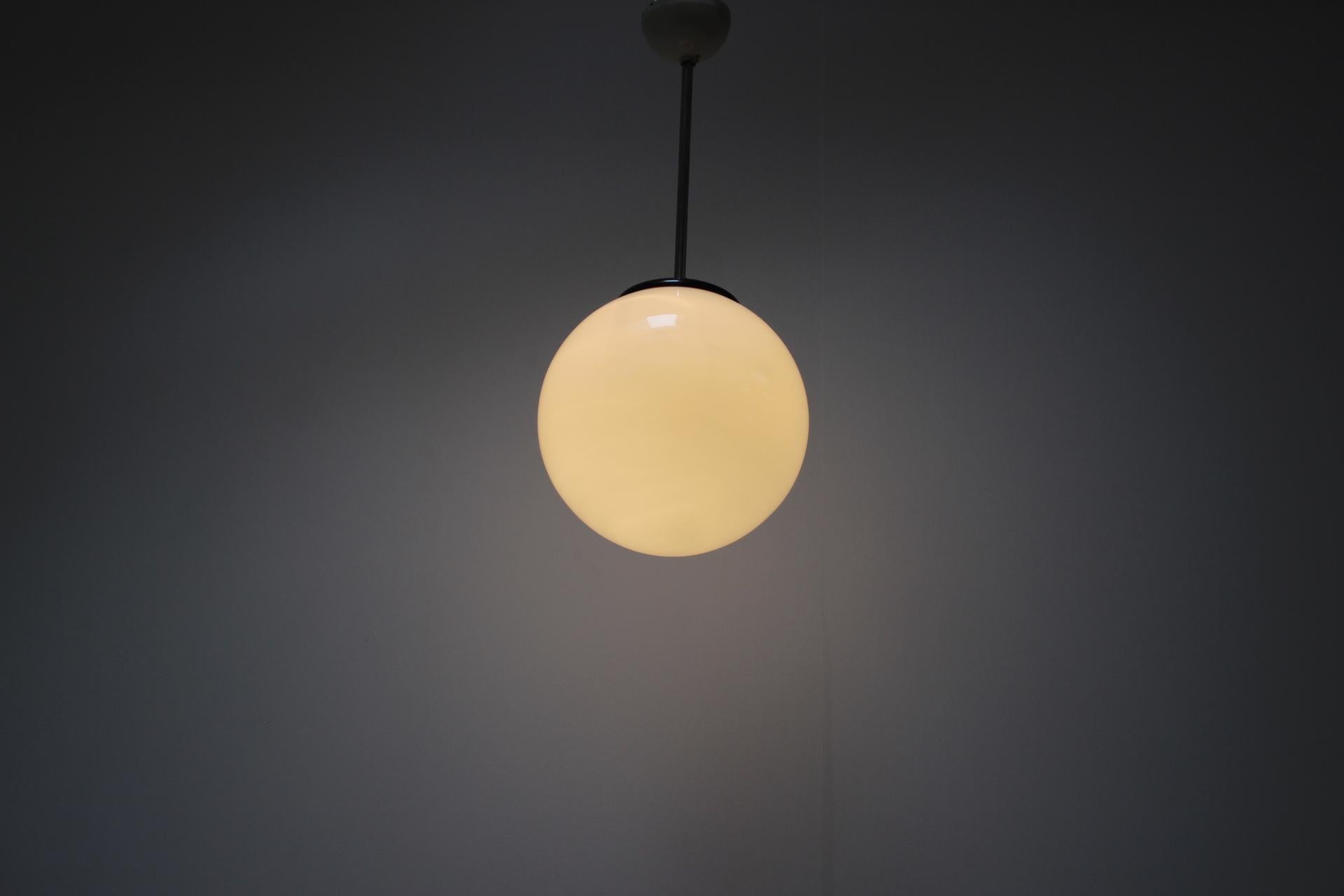 Lampadario del Medioevo, Cecoslovacchia, anni '1950 in vendita 1