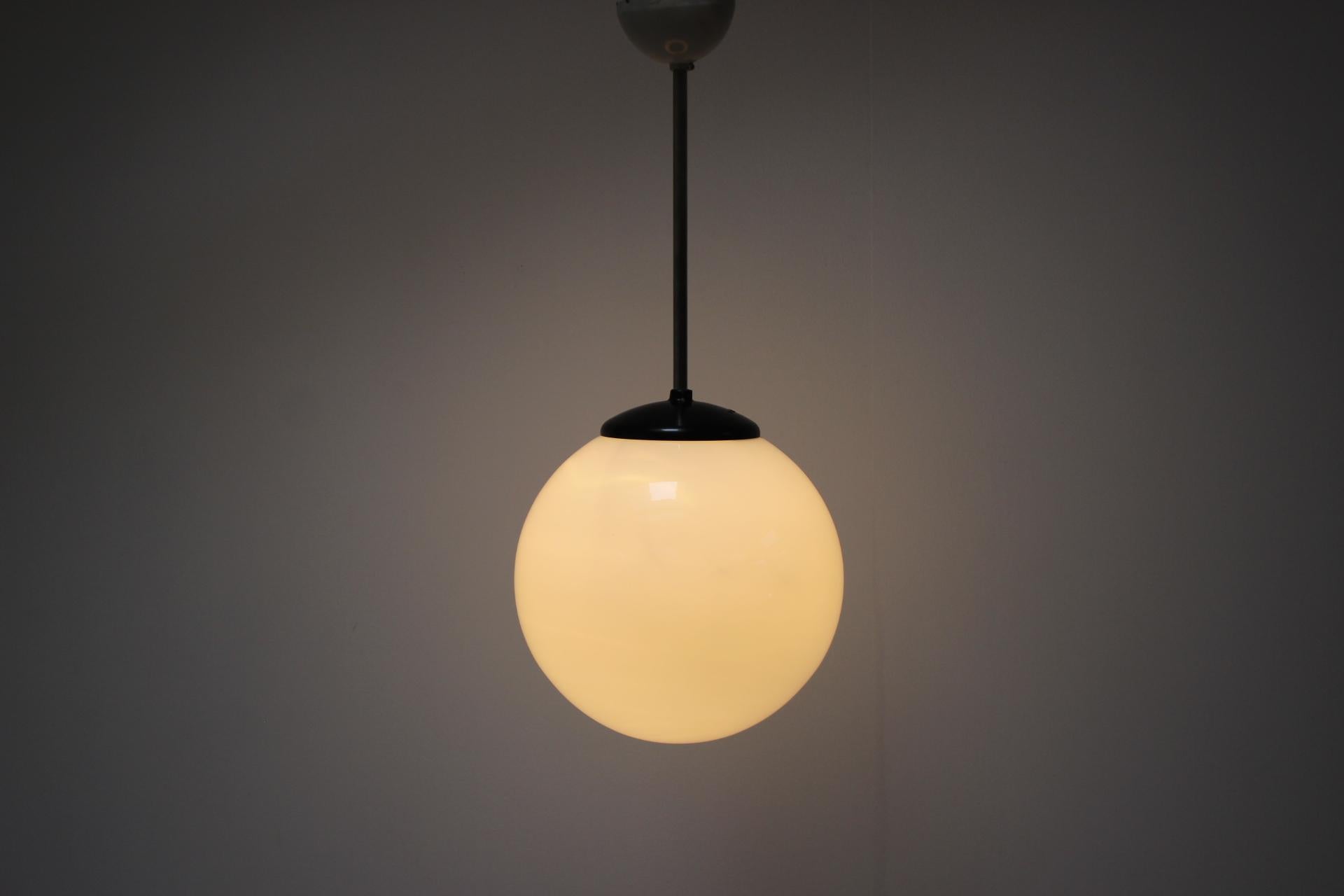 Lampadario del Medioevo, Cecoslovacchia, anni '1950 in vendita 2
