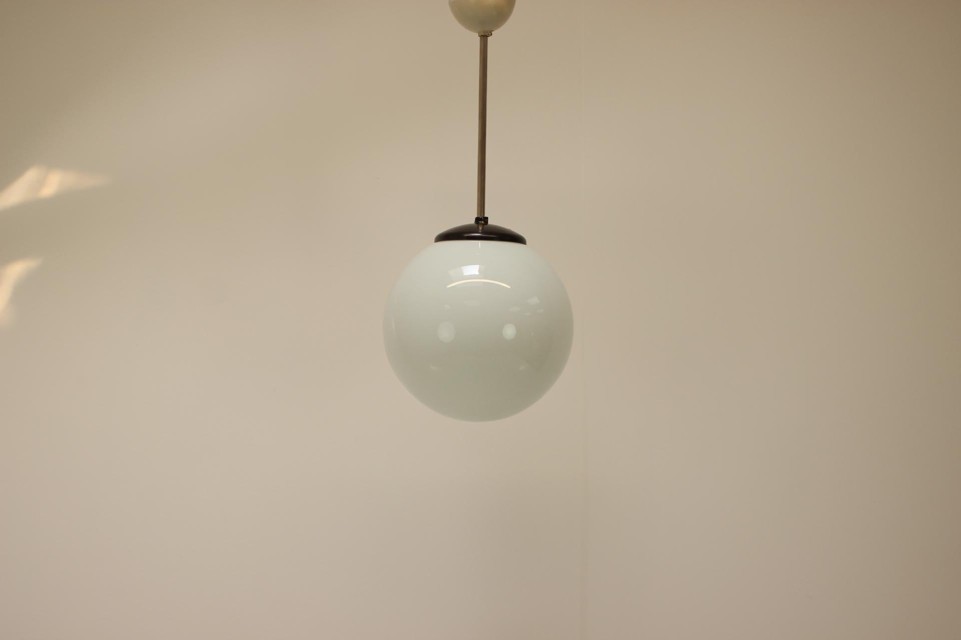 Lampadario del Medioevo, Cecoslovacchia, anni '1950 in vendita 3