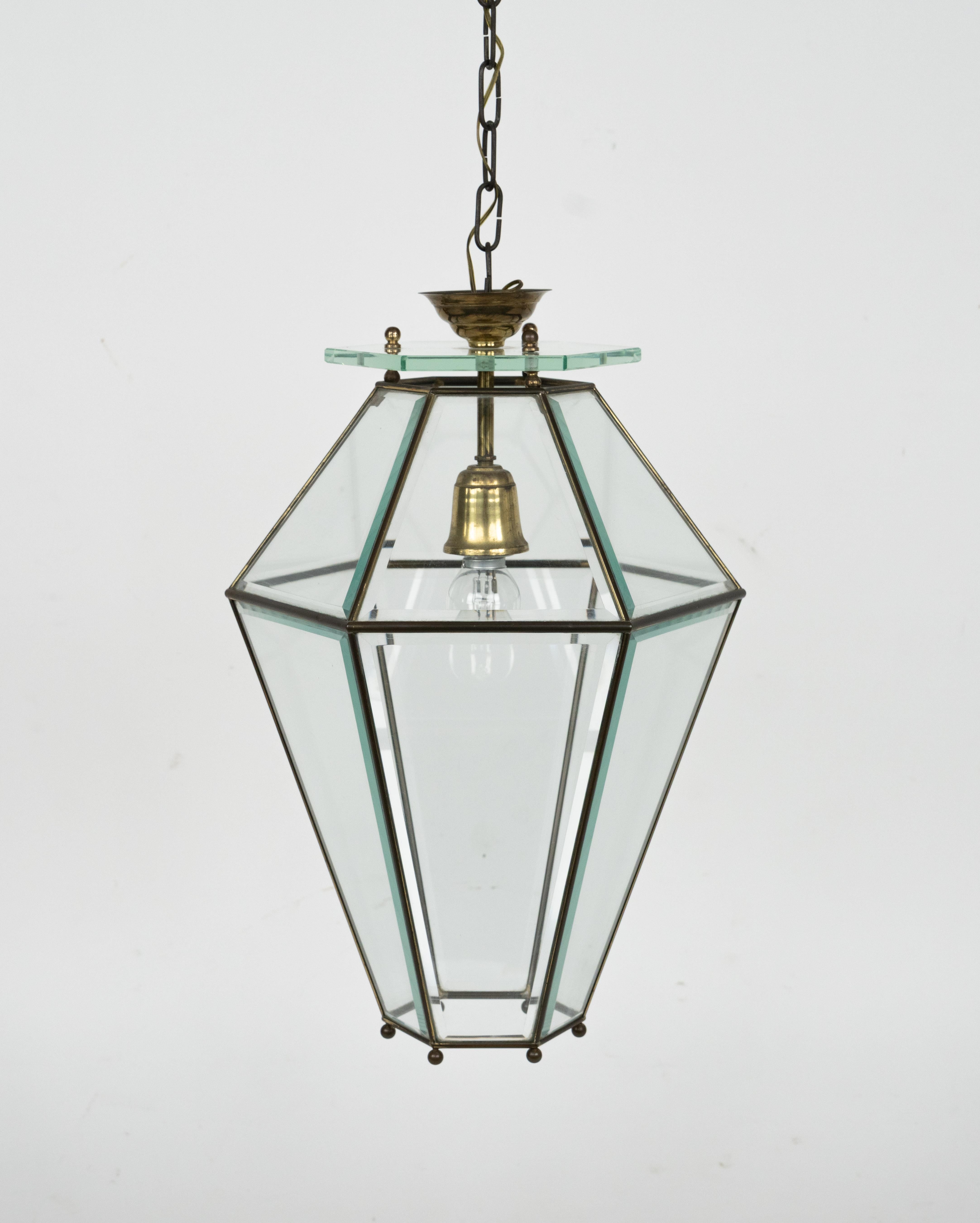 Sorprendente lámpara de araña de mediados de siglo en latón y cristal biselado al estilo de Adolf Loos.

Fabricado en Italia en los años cincuenta.

Este impresionante colgante de talla clara muestra doce cristales transparentes facetados en un