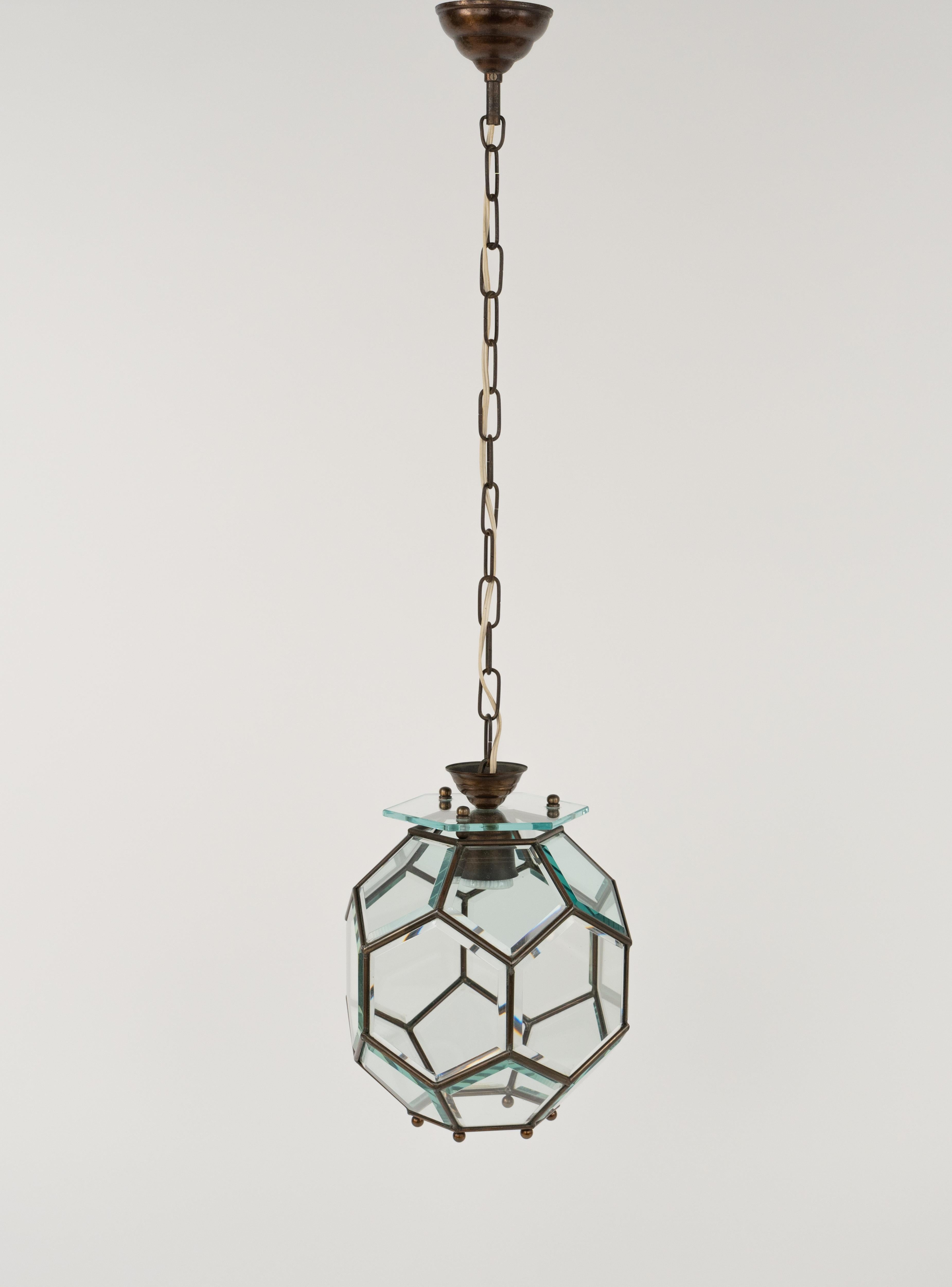 Lampadario di metà secolo in ottone e vetro smussato in stile Adolf Loos, Italia anni '50 in vendita 2
