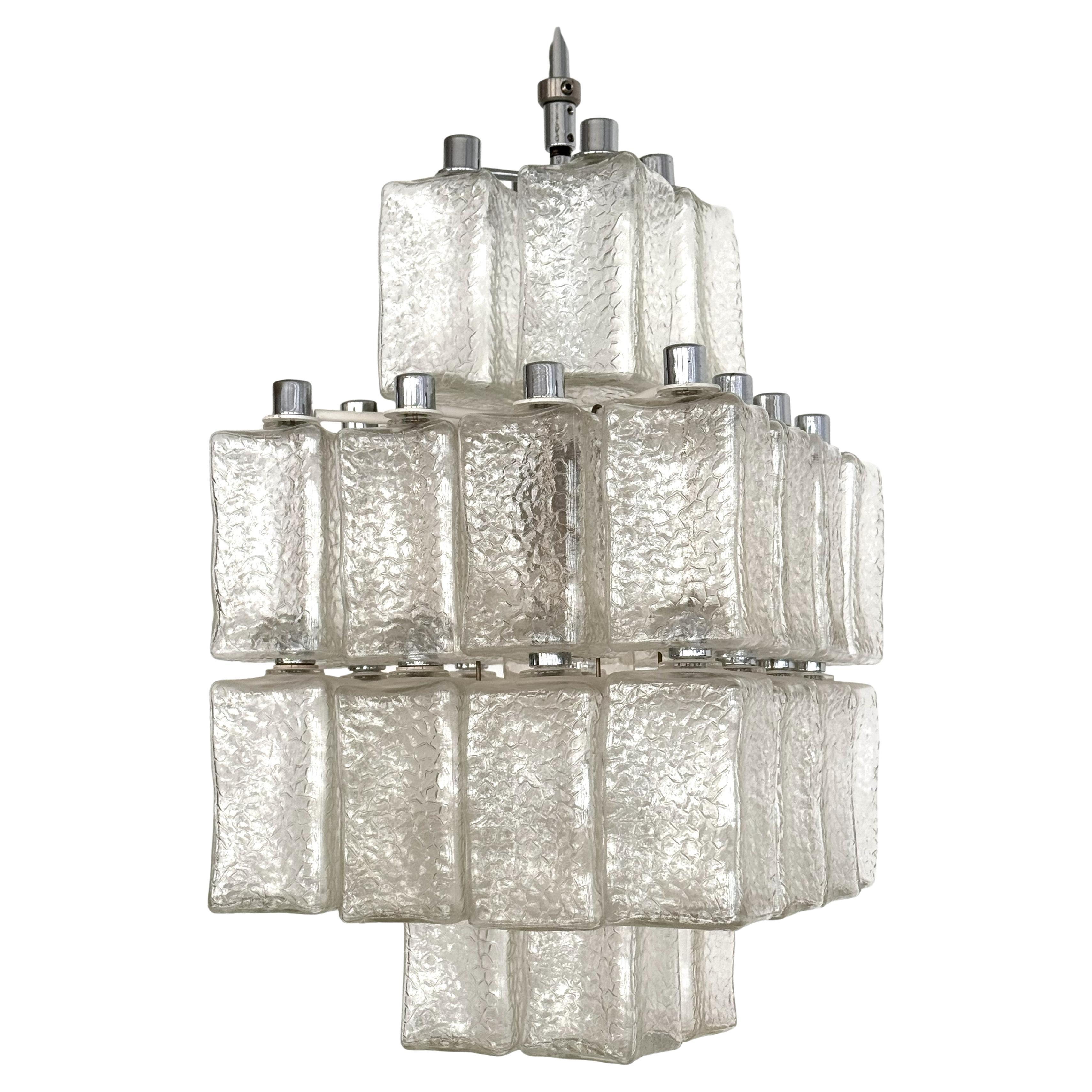 Lampadario di metà secolo in cromo e vetro testurizzato di Swiss BAG TURGI, anni '60

Raro lampadario di fabbricazione anni '60 proveniente da BAG Turgi, Svizzera.
È composto da una cornice verniciata di bianco, su cui sono montati dei grandi