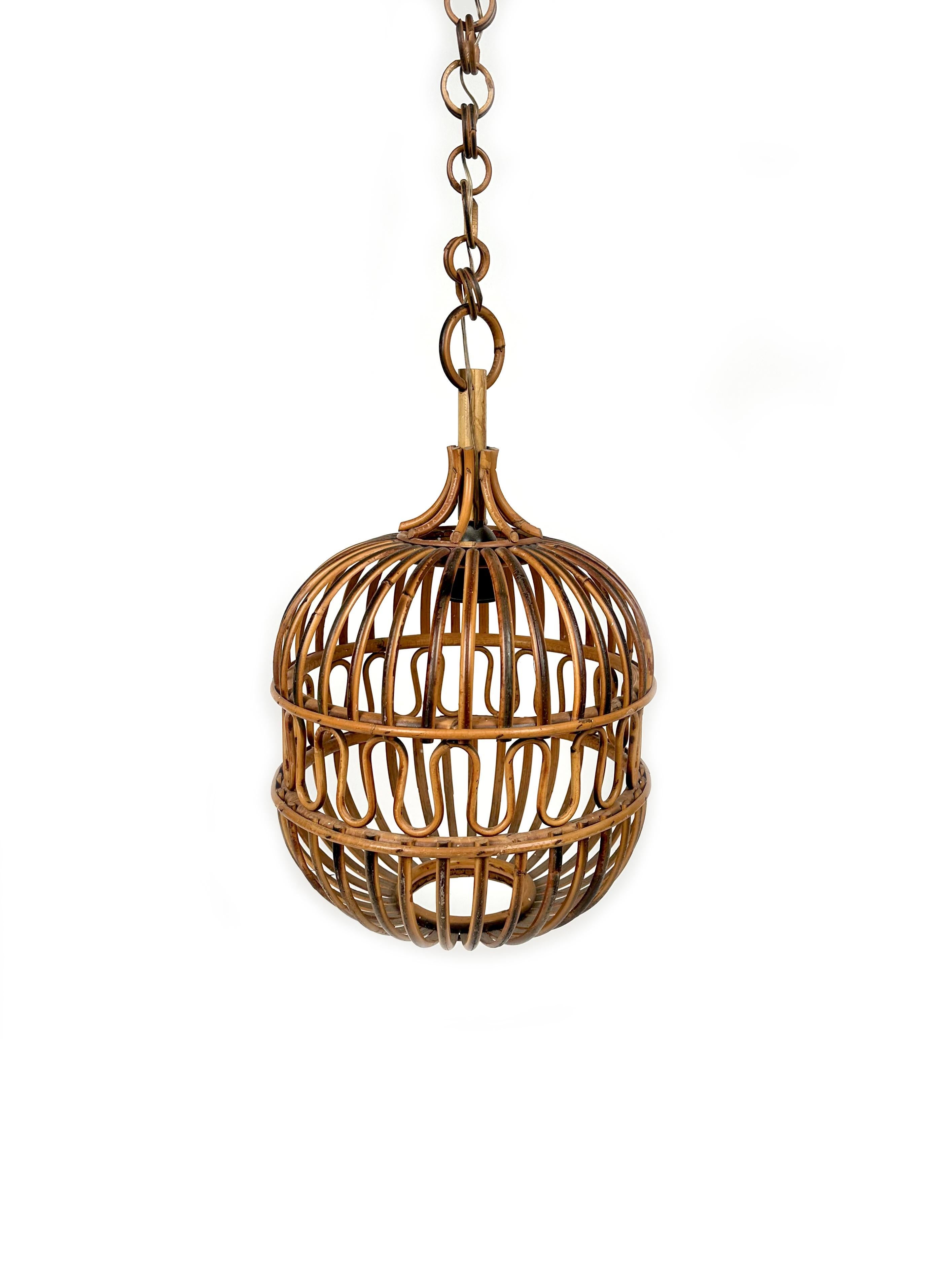 Midcentury chandelier lantern in rattan and bamboo. 

Made in Italy in the 1960s. 

This suspension lamp is entirely handcrafted with rattan and bamboo. The ball shaped shade hangs from a chain with round rattan links which can be shortened to