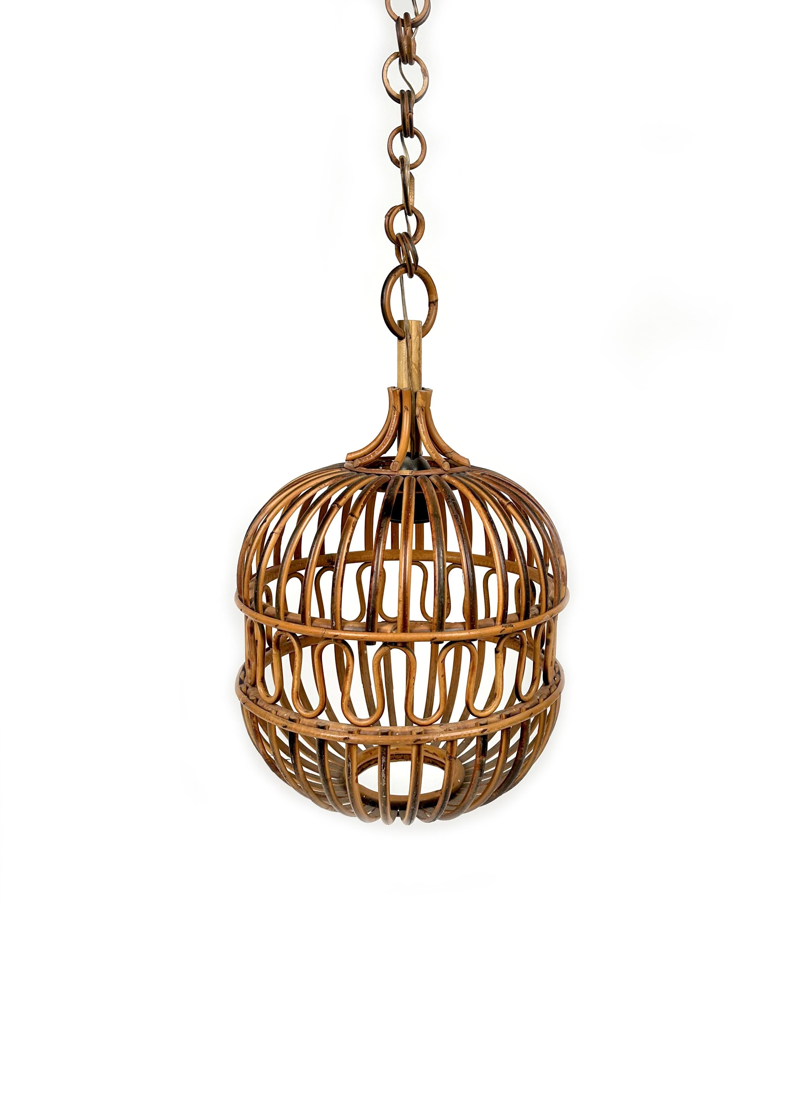 Lanterne de lustre de style midcentury en rotin et bambou.   

Fabriqué en Italie dans les années 1960.   

Cette lampe à suspension est entièrement fabriquée à la main avec du rotin et du bambou. L'abat-jour en forme de boule est suspendu à une