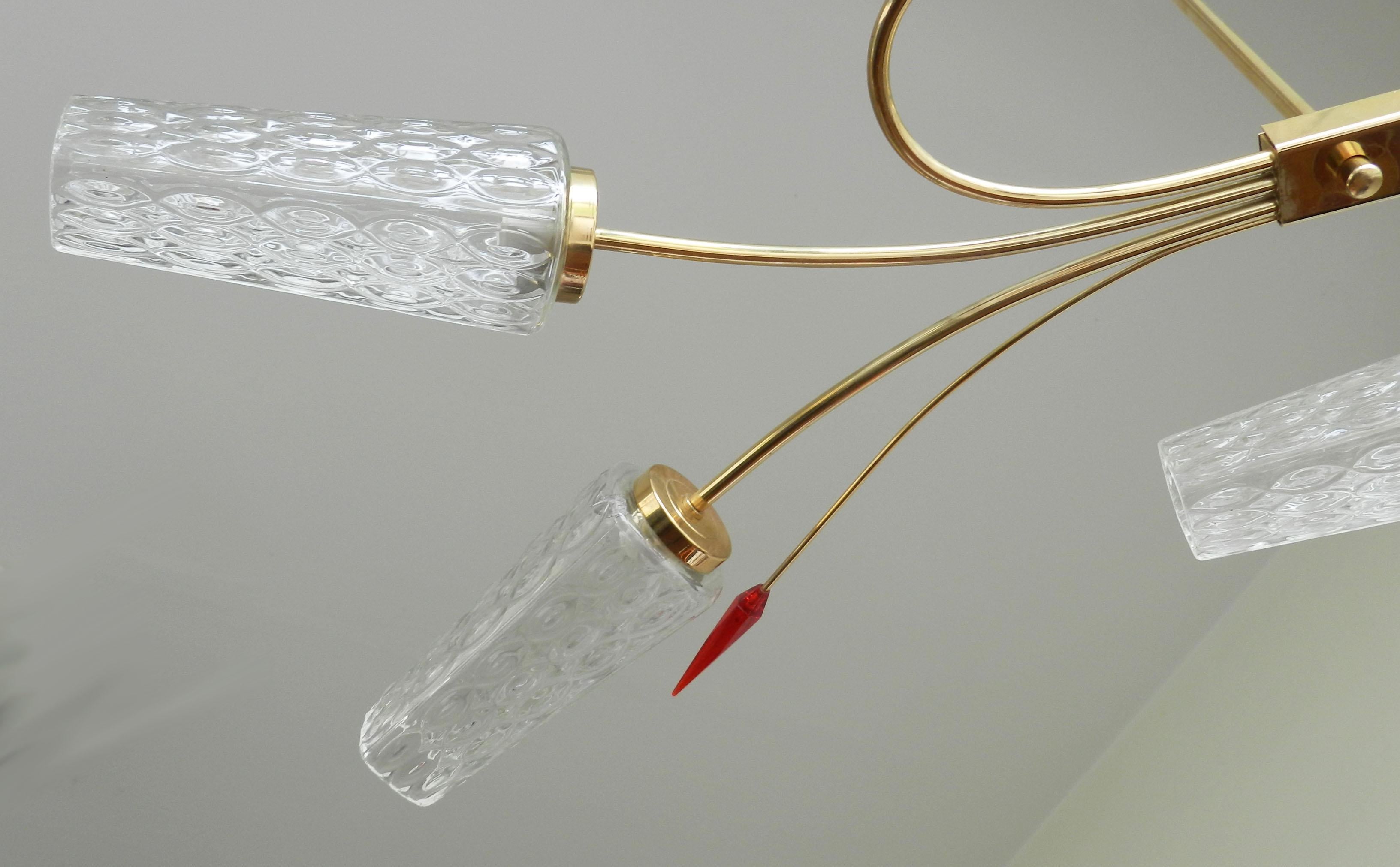 Luce di metà secolo con frecce rosse
Plafoniera con paralumi in vetro modellato
In buone condizioni vintage con lievi segni dell'età
Può essere ricablato secondo gli standard USA o UK e UE.


    