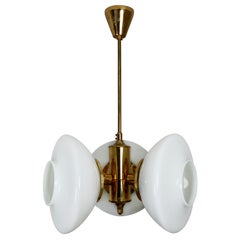 Lampadario di metà secolo con vetro opalino e ottone, Austria, anni '60
