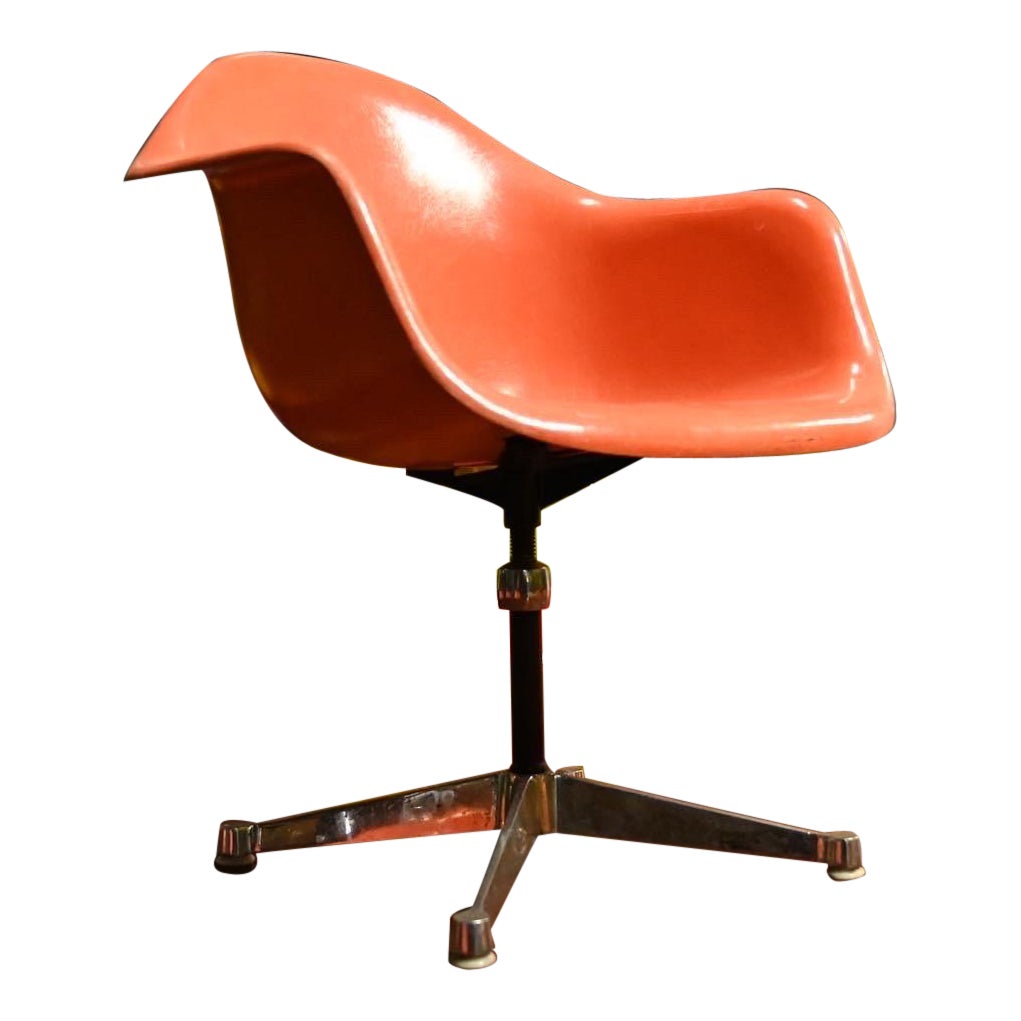 Silla Shell de fibra de vidrio naranja de mediados de siglo Charles Eames por Herman Miller en venta