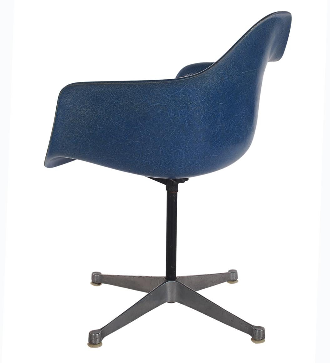 American Midcentury Charles Eames Herman Miller Fiberglass Dining Chairs in Royal Blue