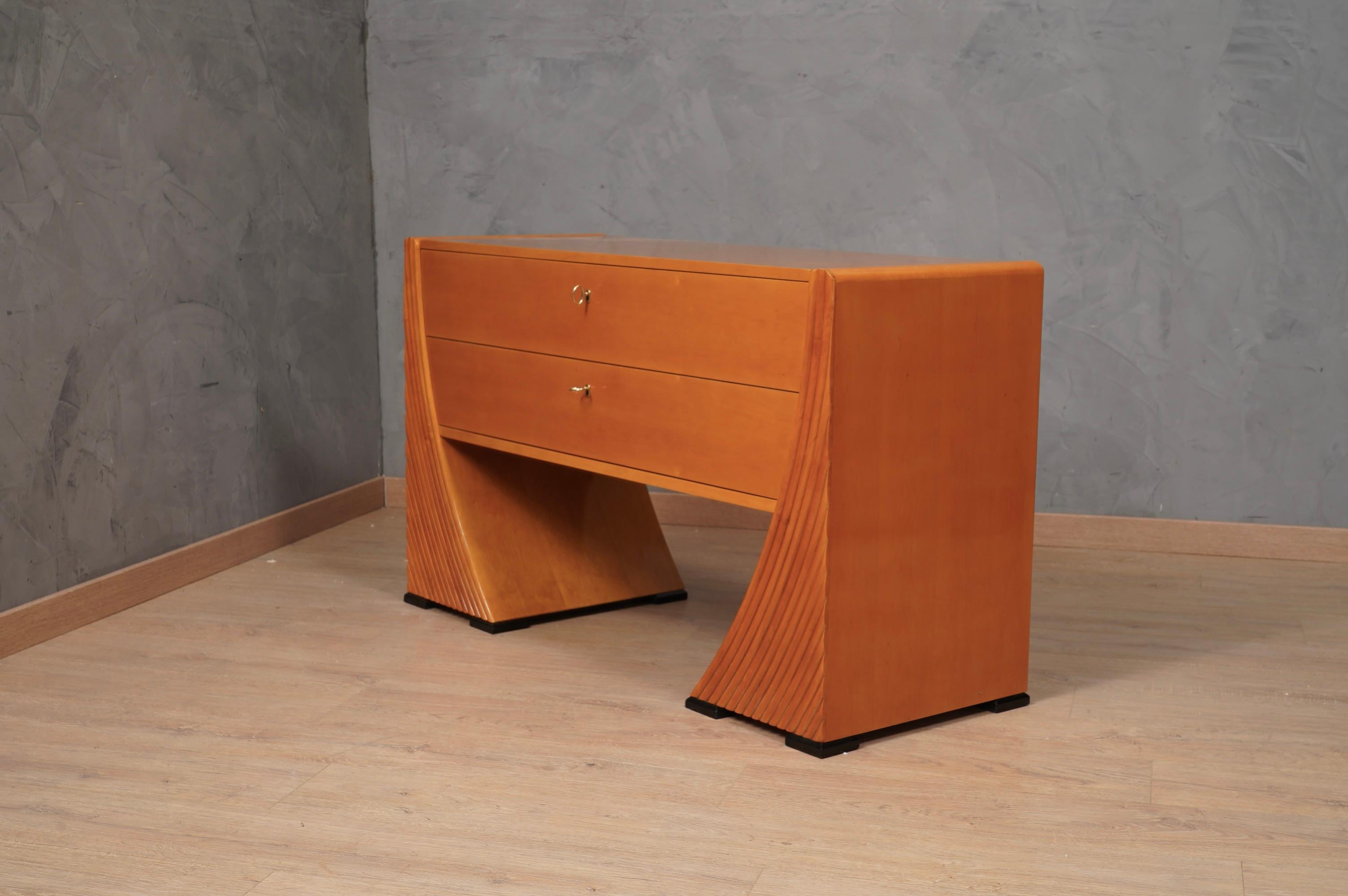 Commode e cassettiera italiana in legno di ciliegio e ottone del MidCentury, 1950 In condizioni buone in vendita a Rome, IT