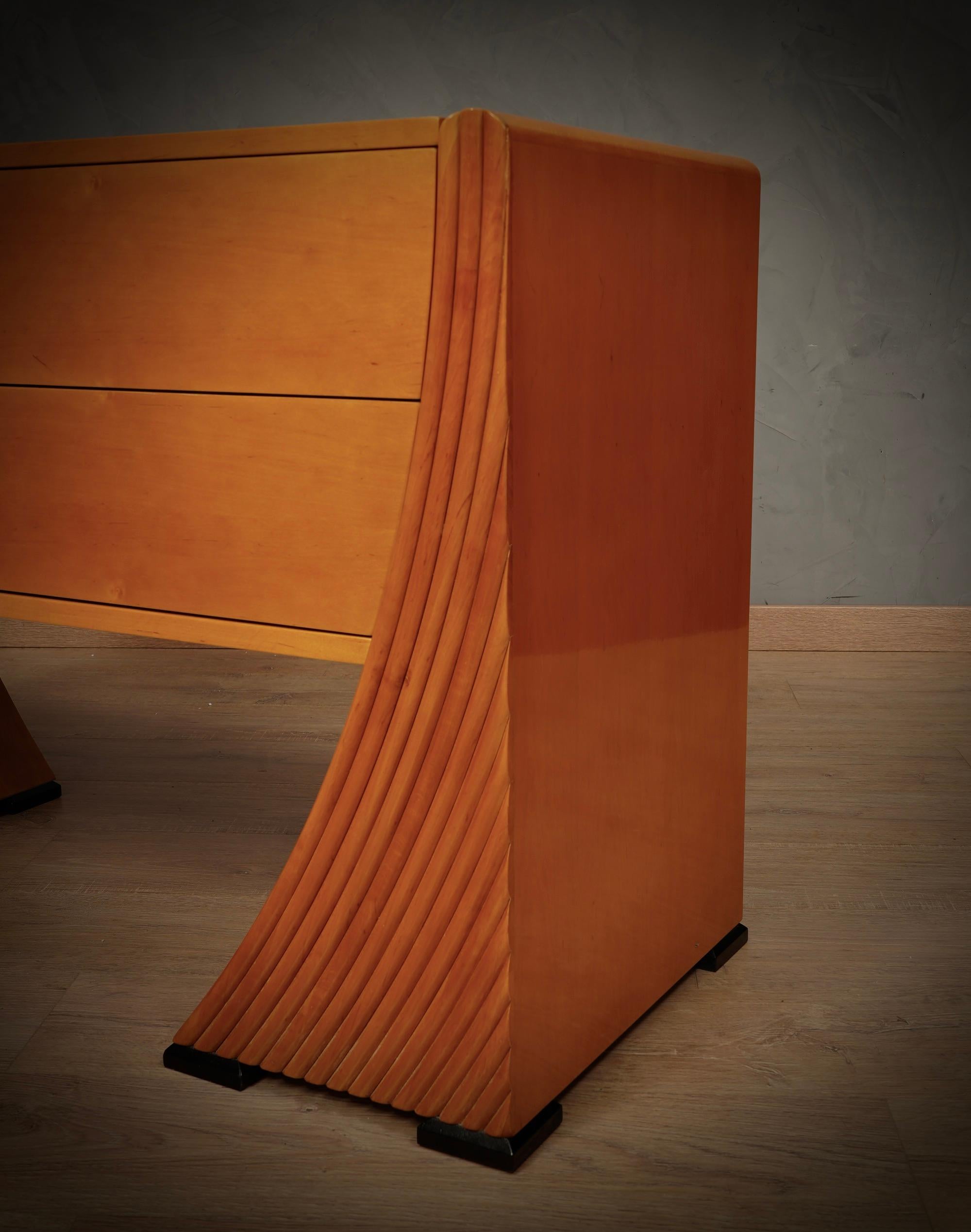 Metà XX secolo Commode e cassettiera italiana in legno di ciliegio e ottone del MidCentury, 1950 in vendita
