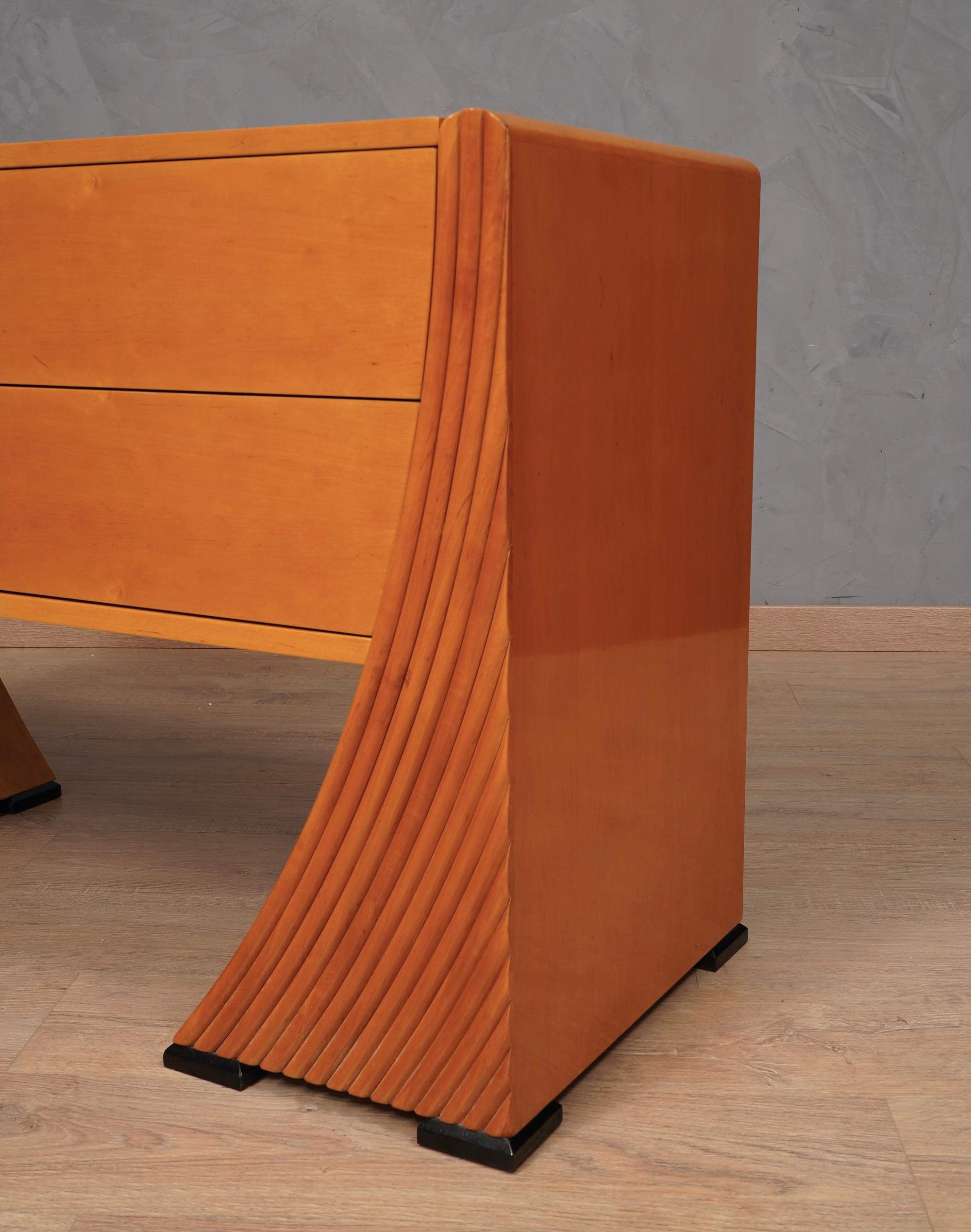 Metà XX secolo Commode e cassettiera italiana in legno di ciliegio e ottone del MidCentury, 1950 in vendita
