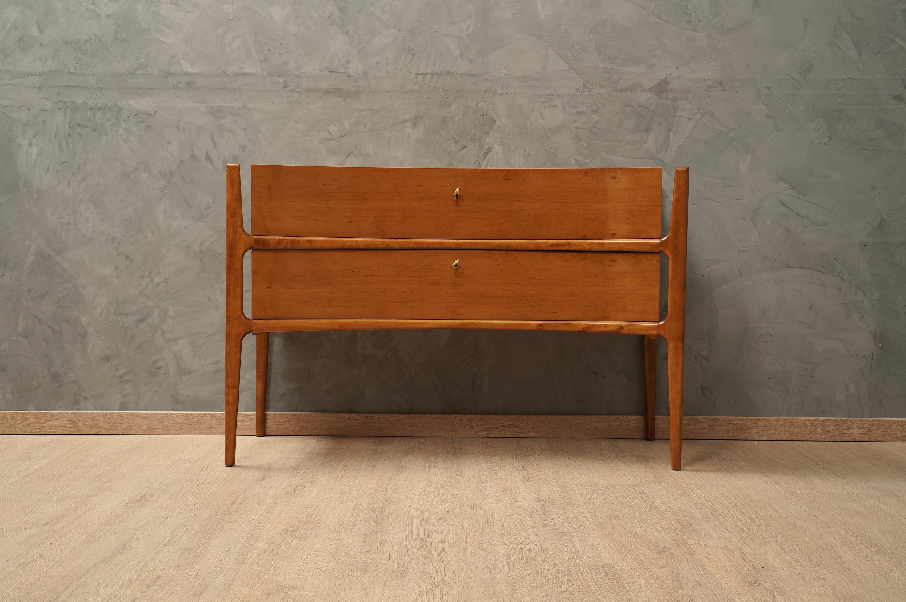 Bellissimo mobile in caratteristico stile italiano di Paolo Buffa, Vittorio Dassi e Osvaldo Borsani. Forma dettagliata del corpo e delle gambe.

Struttura in ciliegio e faggio tinto, con due grandi cassetti curvi. Il piano è un rettangolo irregolare