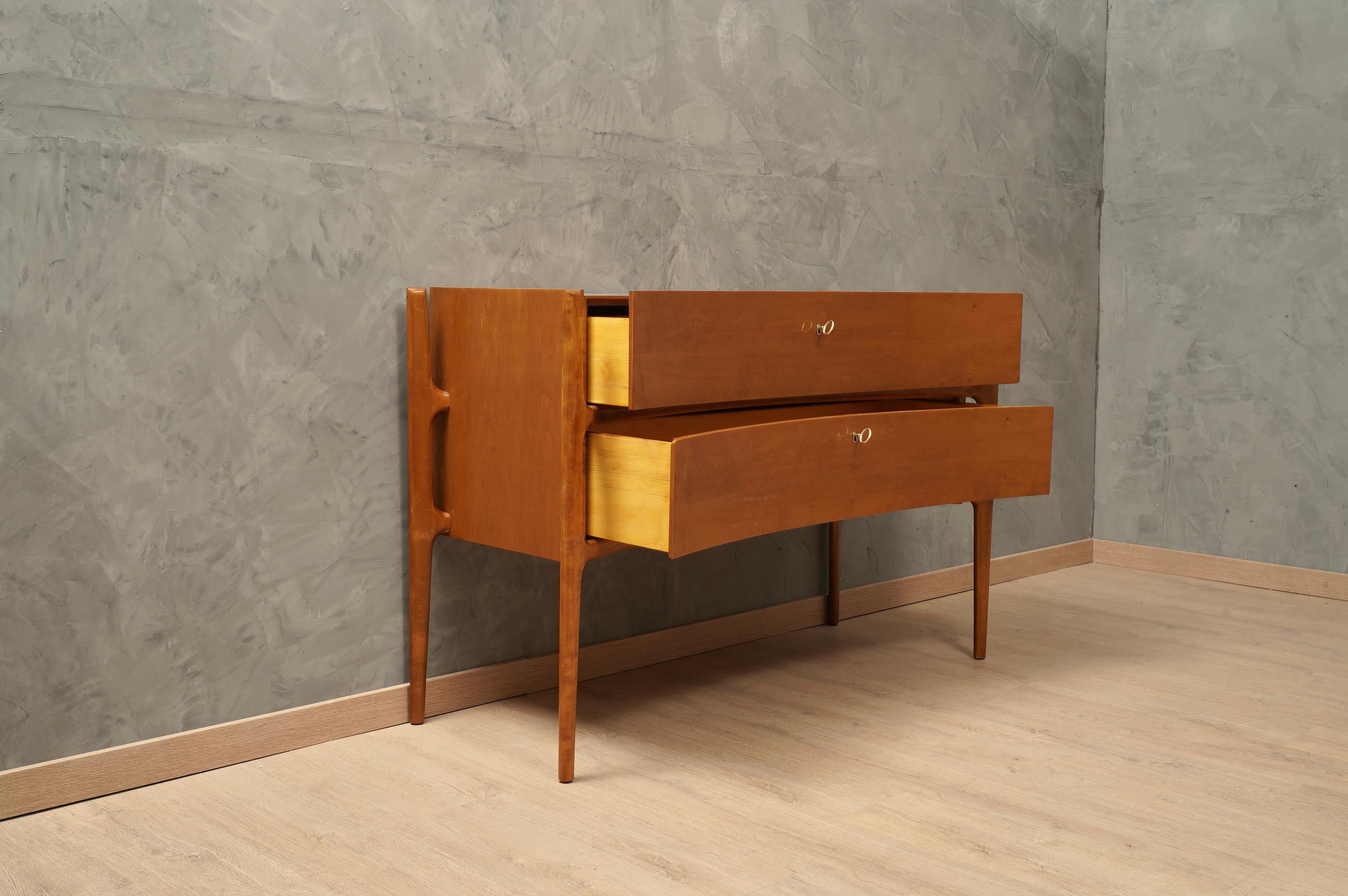 Mid-Century moderno Commode e cassettiera italiana in legno di ciliegio e ottone del MidCentury, 1970 in vendita