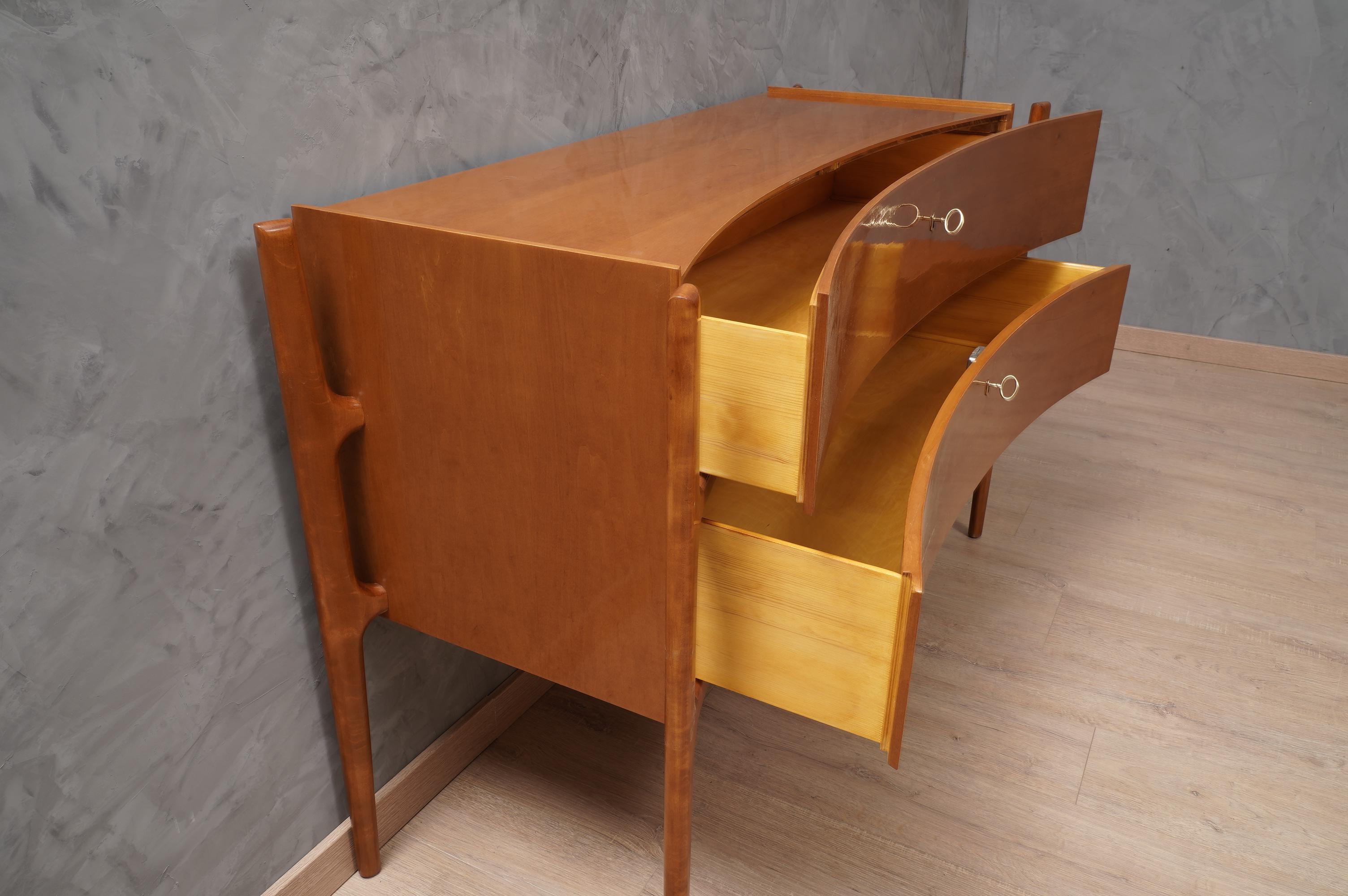 Italiano Commode e cassettiera italiana in legno di ciliegio e ottone del MidCentury, 1970 in vendita