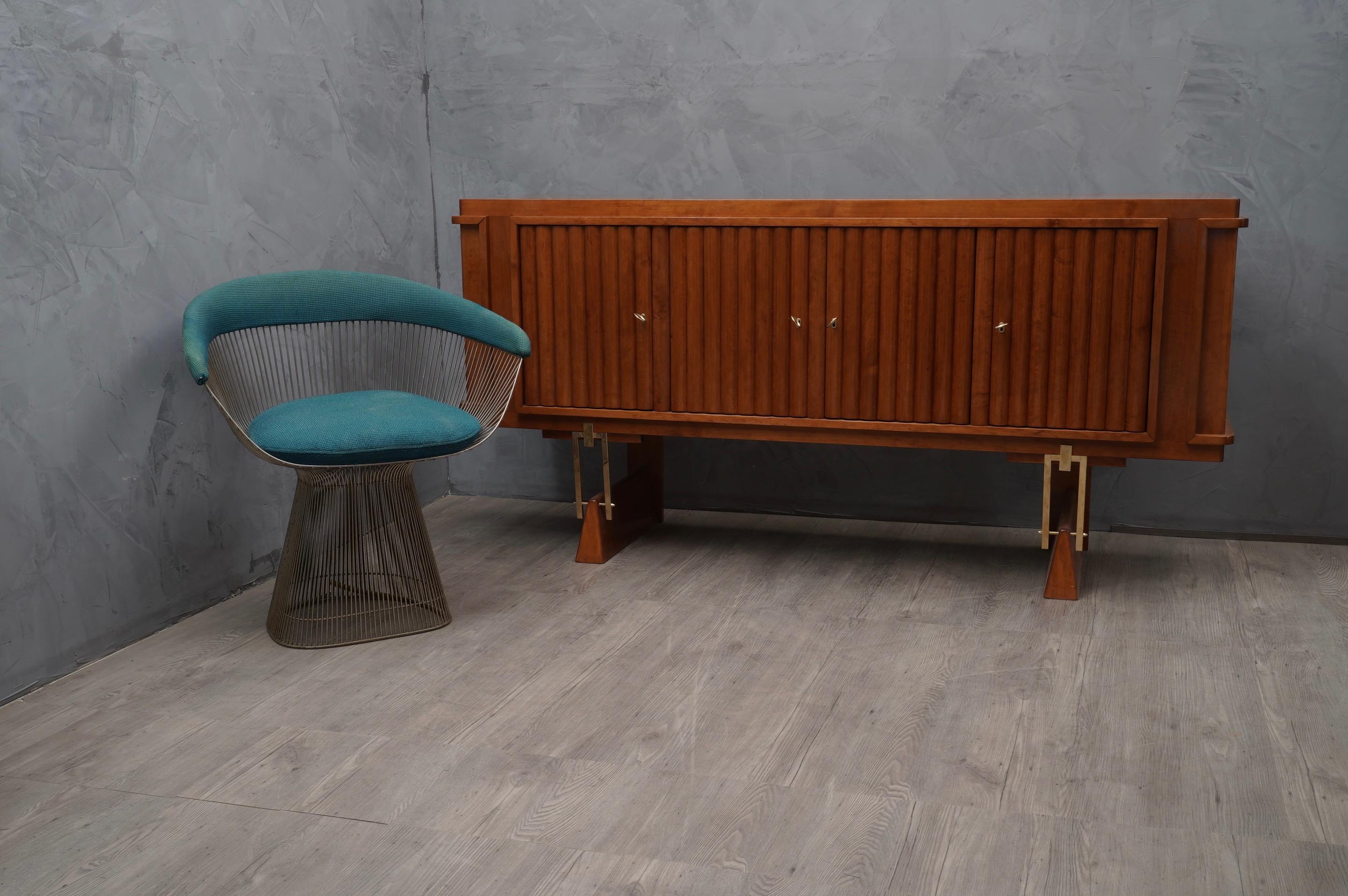 Extreme elegance for a sideboard with an Italian style of the 50s. With a super patina that emphasizes the grain of the cherry.

The sideboard is composed of a body with four doors, two with right opening and two with left opening; the four doors