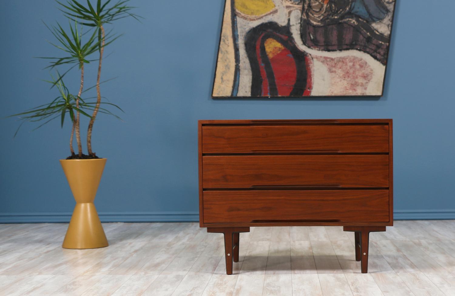 Mid-Century Modern chest designed and manufactured in the United States by Glenn of California in the 1950s. Furniture company based in Arcadia, California, and part of the modernist design movement in the West Coast, Glenn of California embarked
