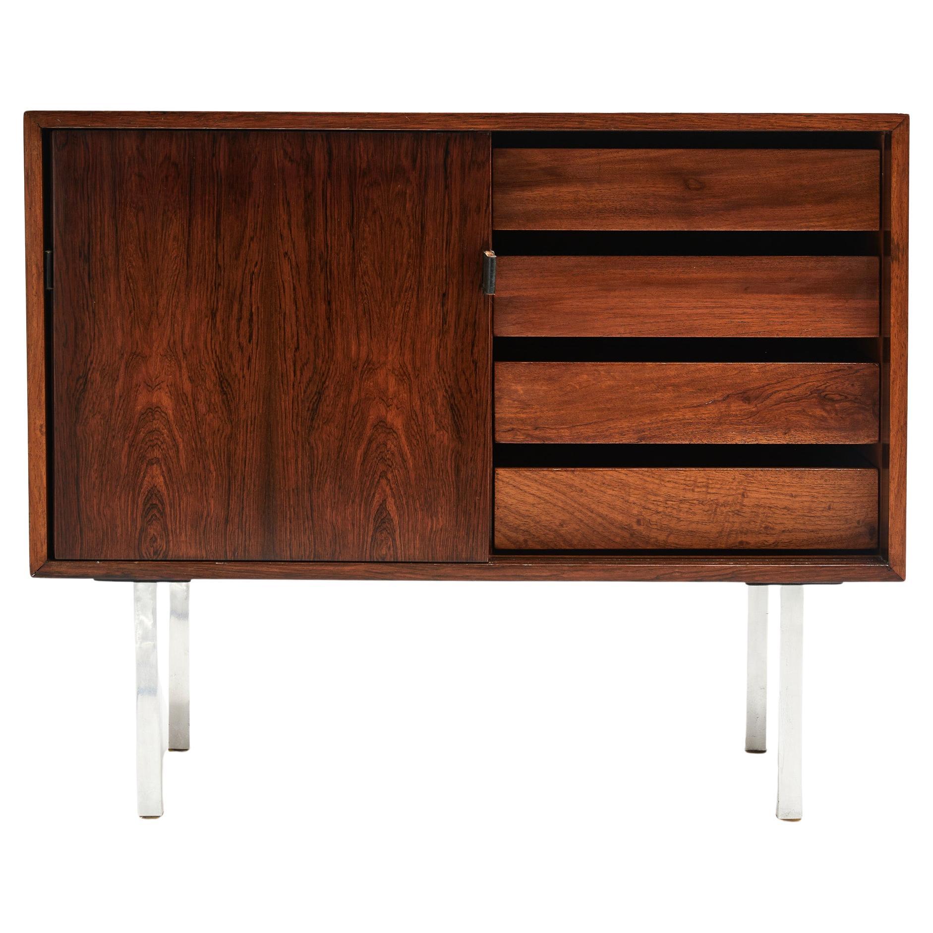 Available today, this Mid-Century Modern Chest in Hardwood, designed by Knoll International and produced by Forma Moveis in Brazil in the 1960s is a showstopper!

This Mid-Century Modern gem is made of Brazilian Rosewood, known as Jacaranda, and