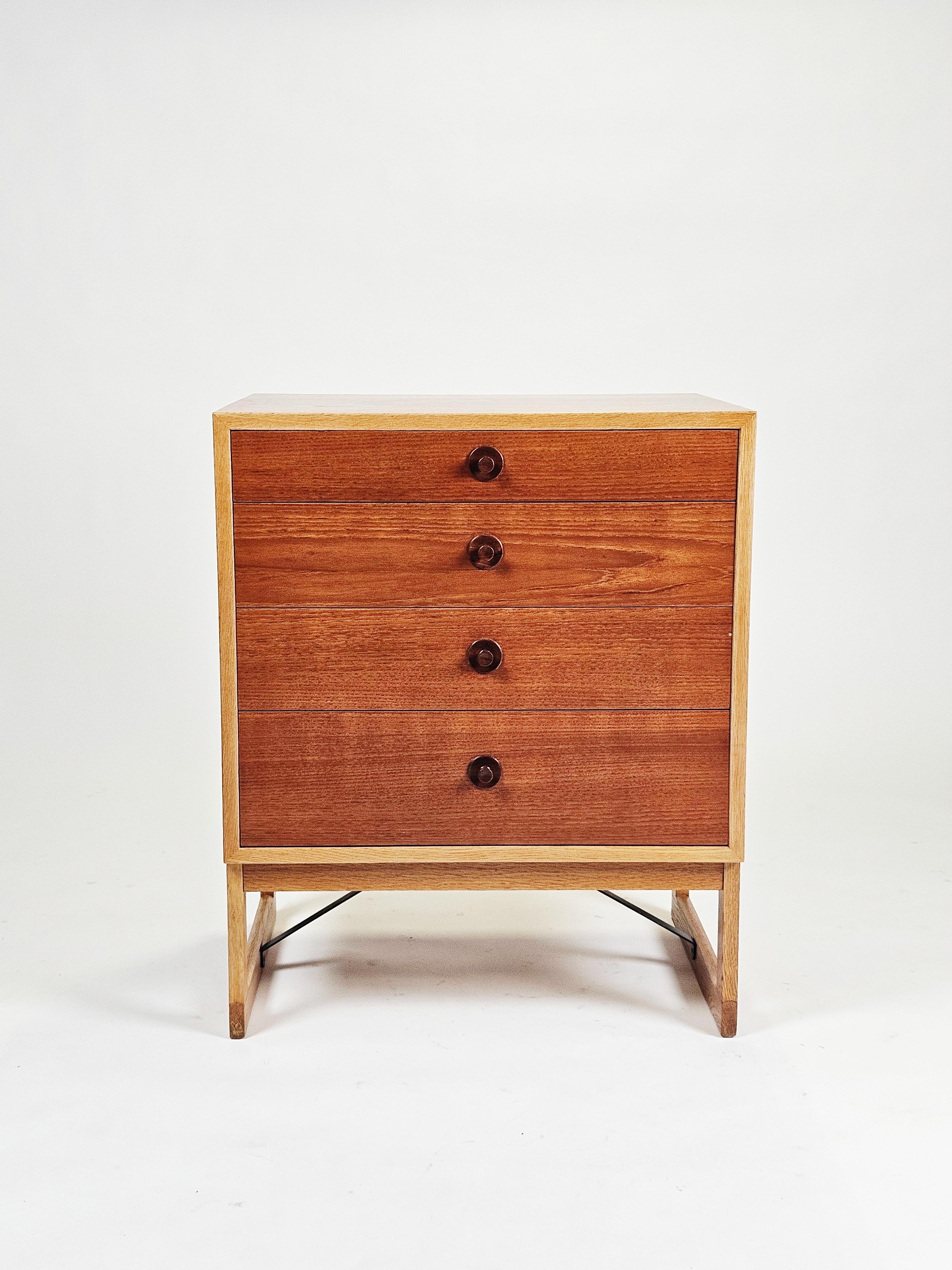 Chest of drawers designed by Børge Mogensen and produced by Karl Andersson & Söner in Sweden during the 1960s. 

Made in oak and teak. Frame and legs in oak with beautiful teak-drawers. 