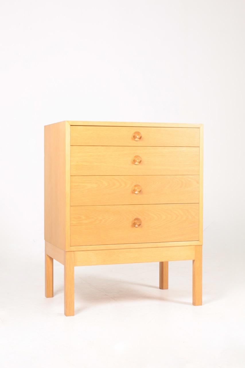 Chest of drawers in oak, designed by Danish architect Børge Mogensen for Karl Andersson cabinetmakers. Made in Sweden in the 1960s. Great original condition.