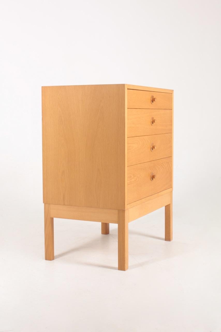 Midcentury Chest of Drawers in Oak Designed by Børge Mogensen, 1960s In Good Condition For Sale In Lejre, DK