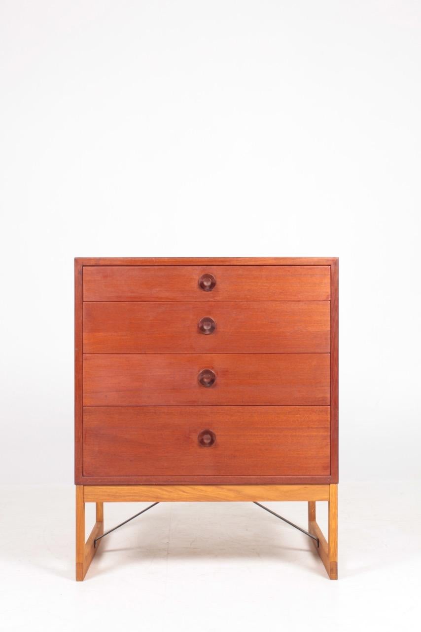 Low chest of drawers in teak with a solid oak frame. Designed by Danish architect Børge Mogensen for Karl Andersson cabinetmakers. Made in Sweden in the 1960s. Great original condition.