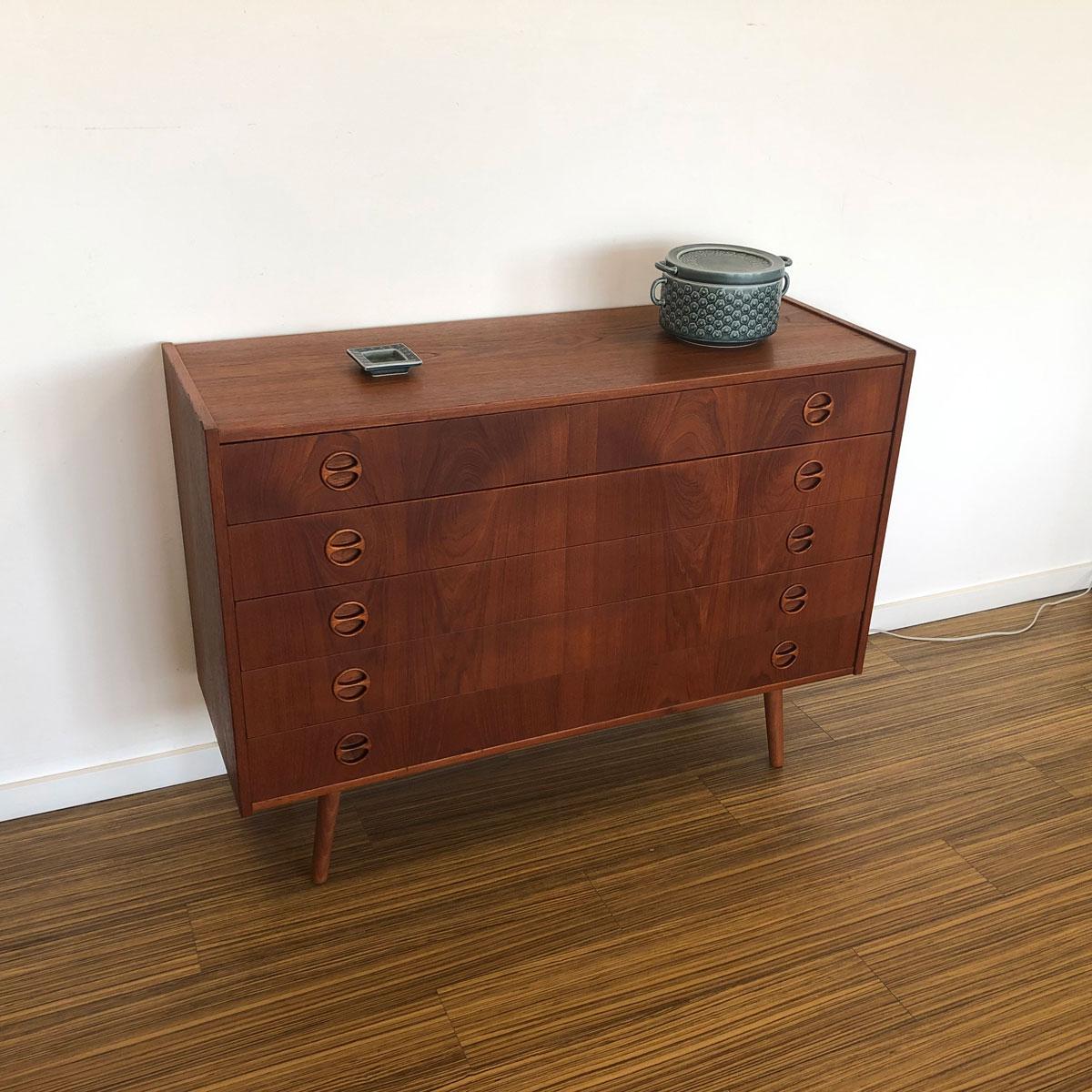 Midcentury chest of drawers teak 1960s Danish furniture manufacturer. From the 1960s.
Maintained in good condition (minor bruises and scratches)

Dimensions: (H) 80 x W 110 x (D) 40 cm.