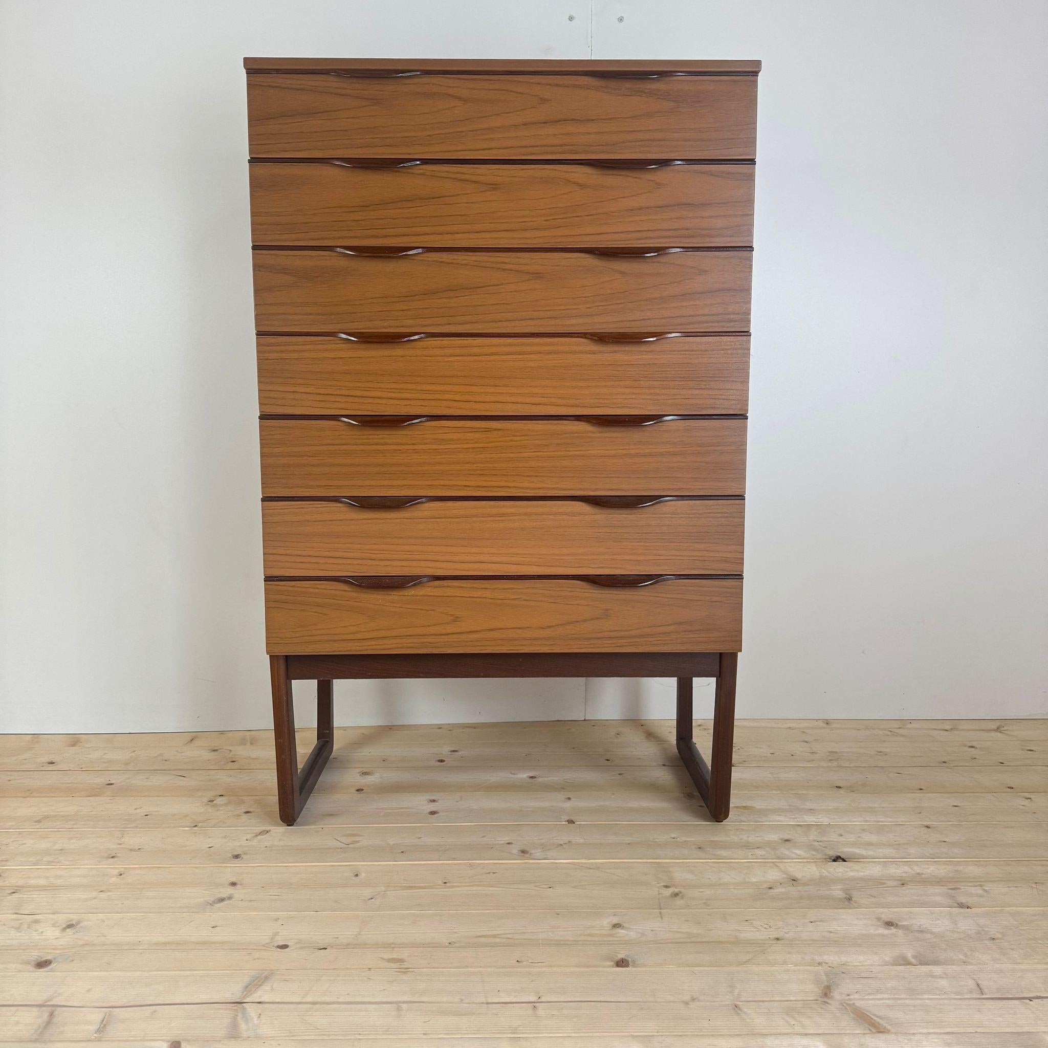 Veneer Midcentury chest of drawers, UK 1960s For Sale
