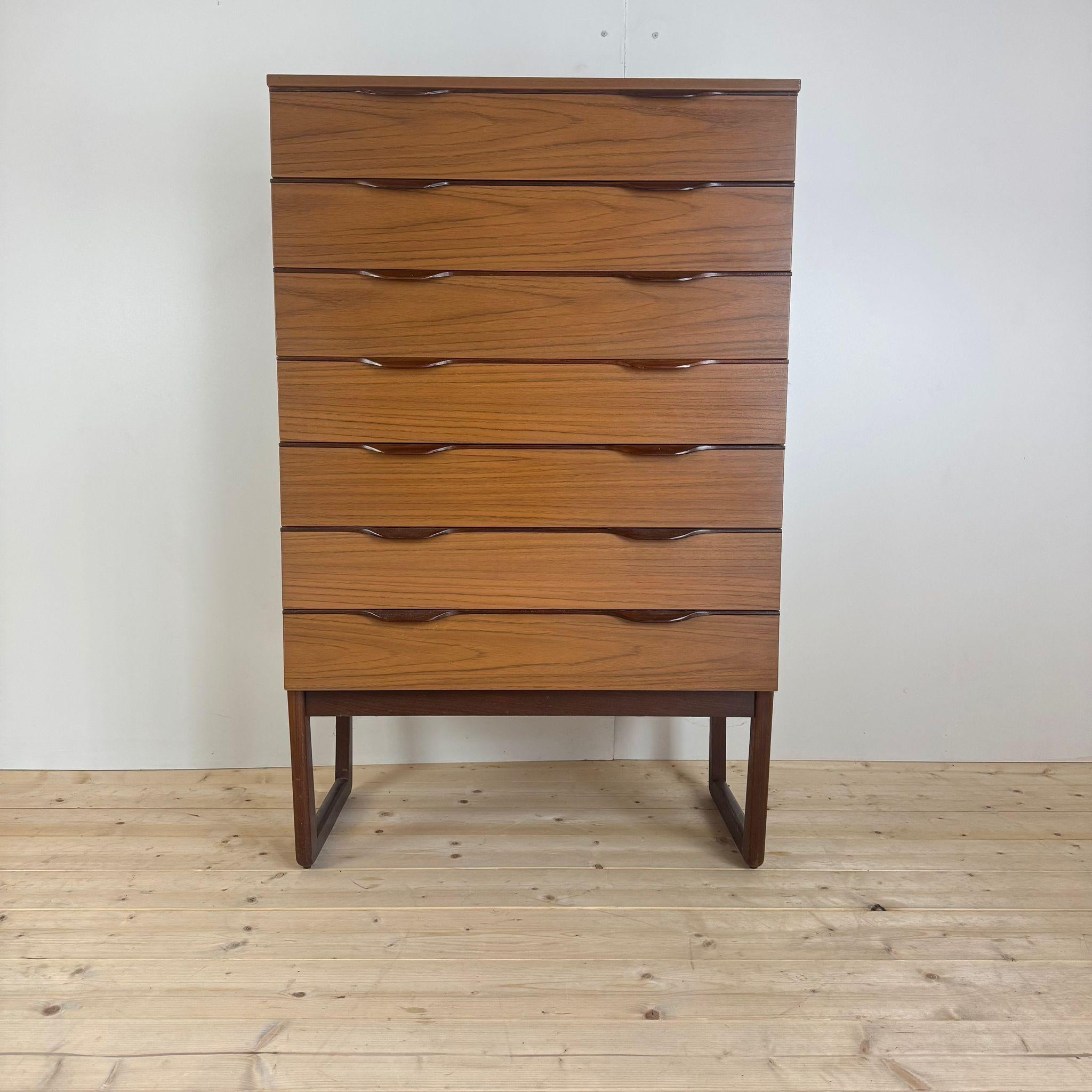 Midcentury chest of drawers, UK 1960s In Good Condition For Sale In Torino, IT