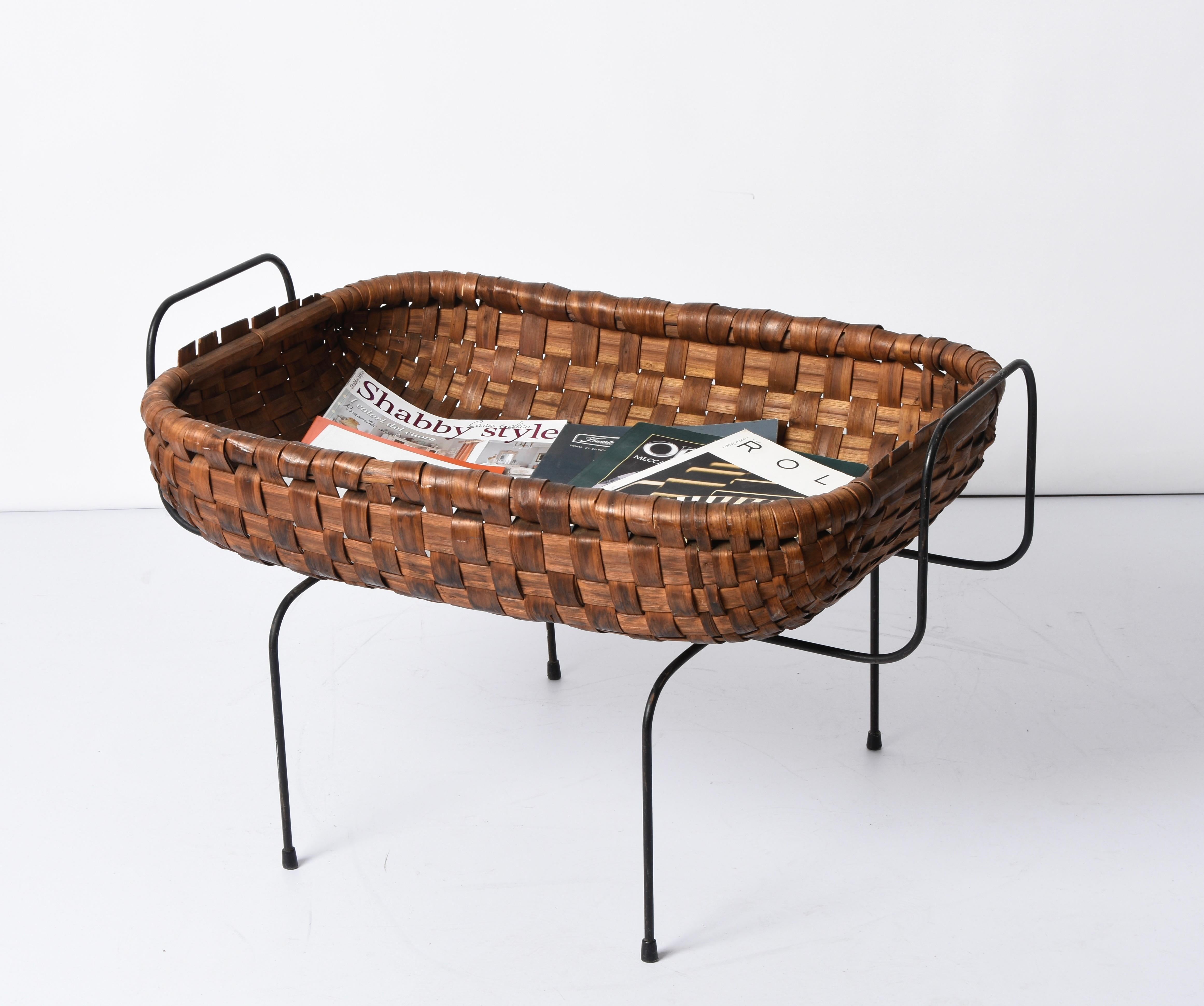 Mid-Century Chestnut, Wood Metal and Brass Italian Magazine Rack Basket, 1960s In Good Condition For Sale In Roma, IT