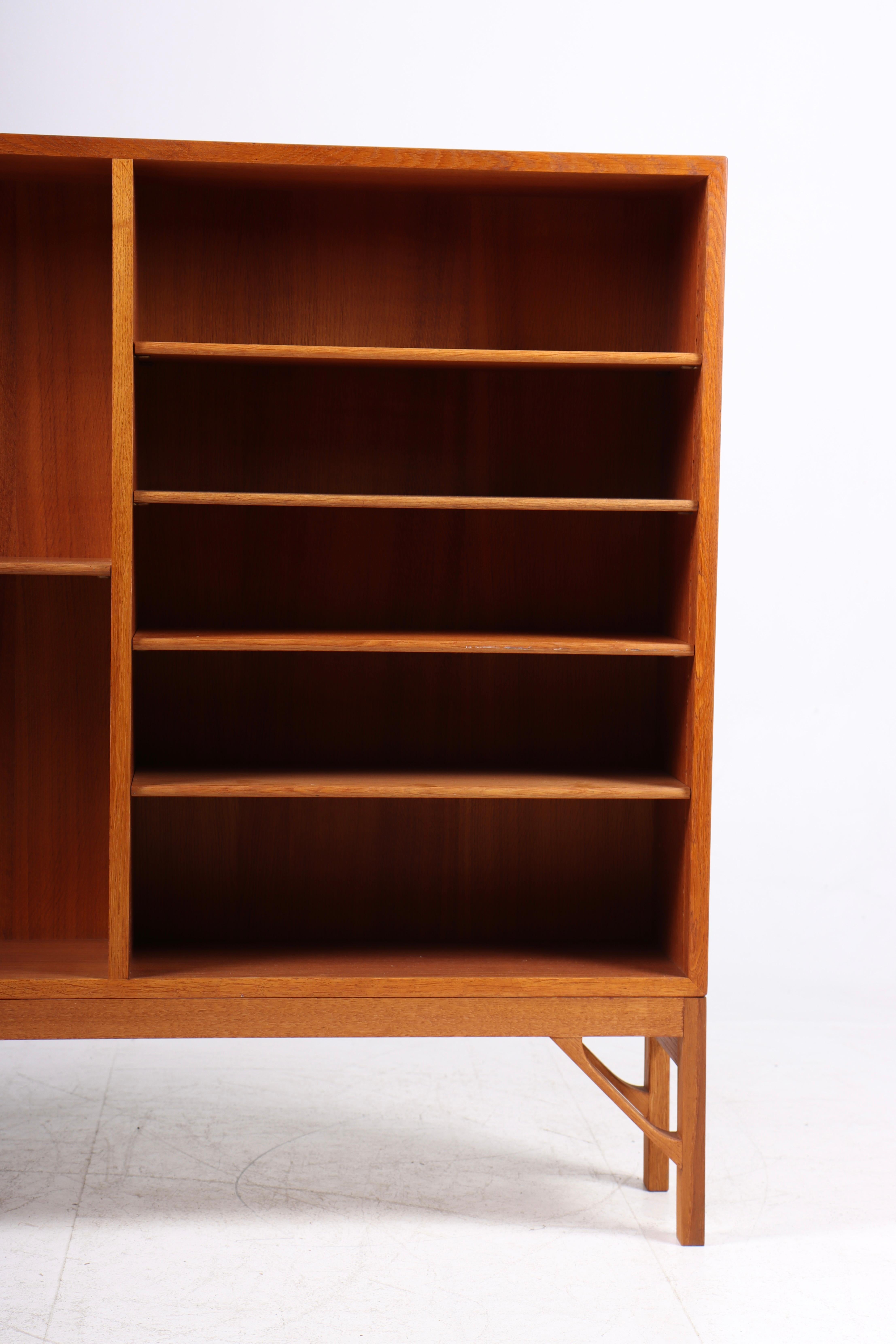 China bookcase in oak. Designed by MAA. Børge Mogensen in 1958, this piece is made by CM Madsen Cabinetmakers Denmark in the 1960s. Great original condition.