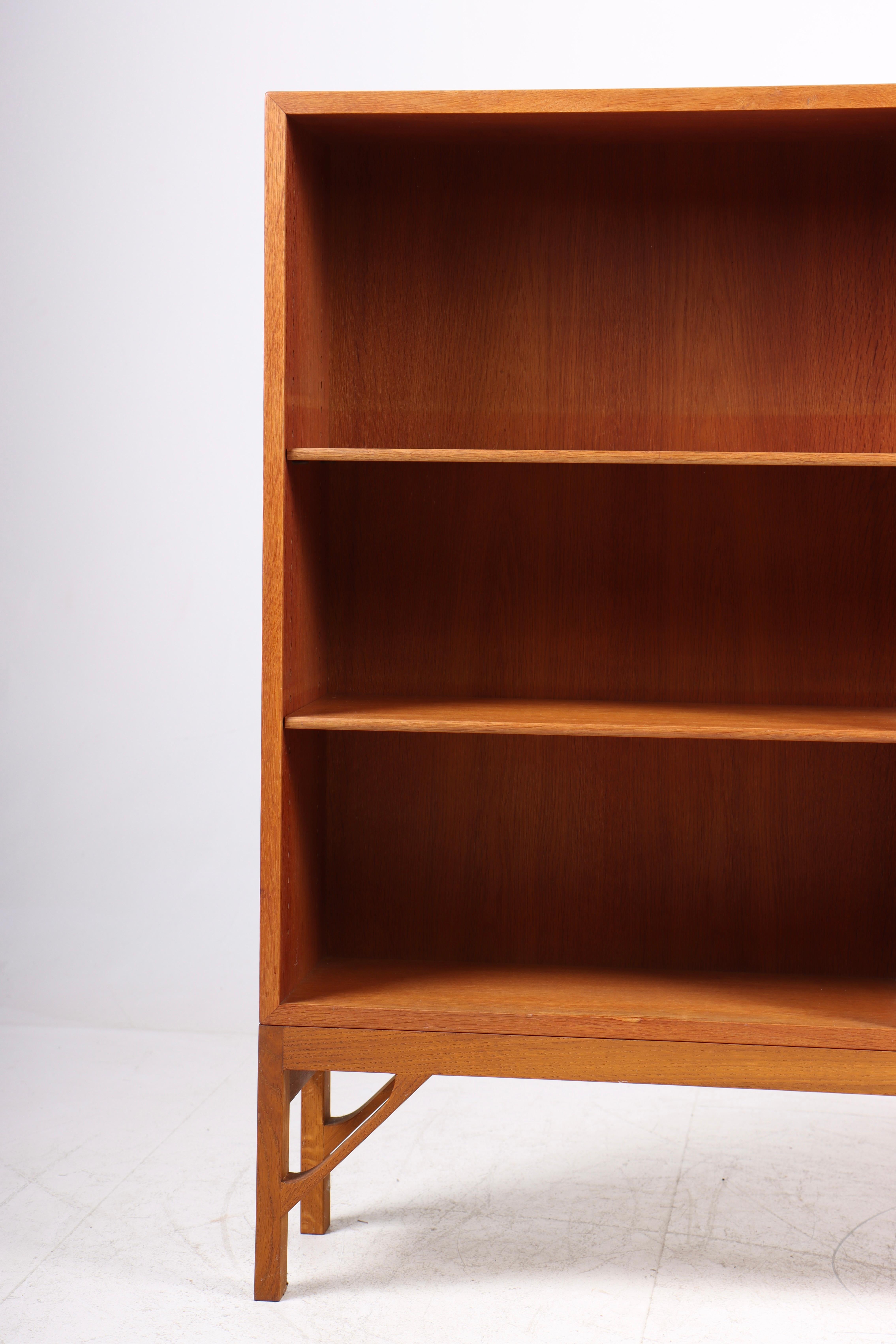 China bookcase in oak. Designed by MAA. Børge Mogensen in 1958, this piece is made by CM Madsen Cabinetmakers Denmark in the 1960s. Great original condition.
