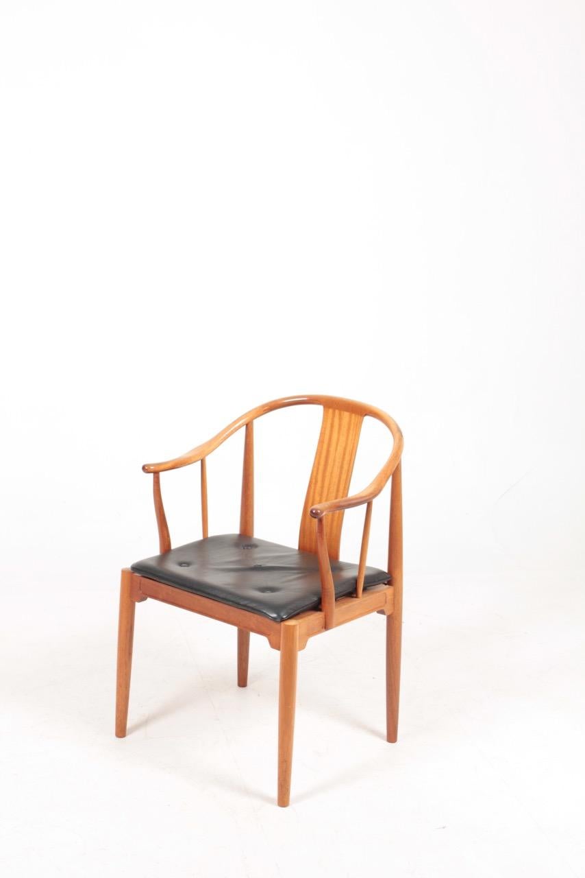Armchair in solid mahogany and leather, designed by Hans J. Wegner for Fritz Hansen A/S. Made in Denmark.
