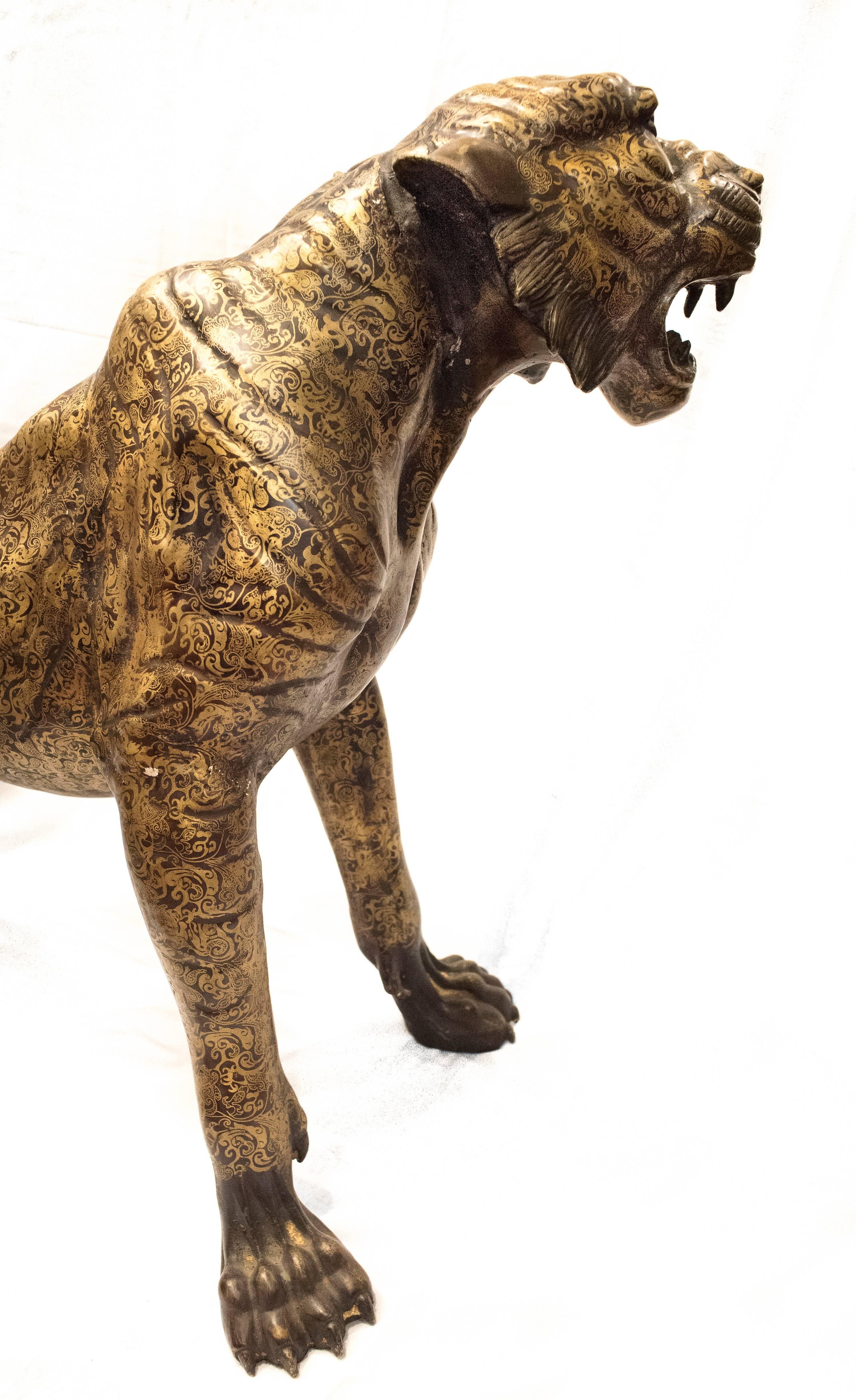 Tigre chinois en bronze doré, unique en son genre, avec un extraordinaire motif adamasquinado.
C'est un morceau de grand réalisme. En parfait état. De la Chine
