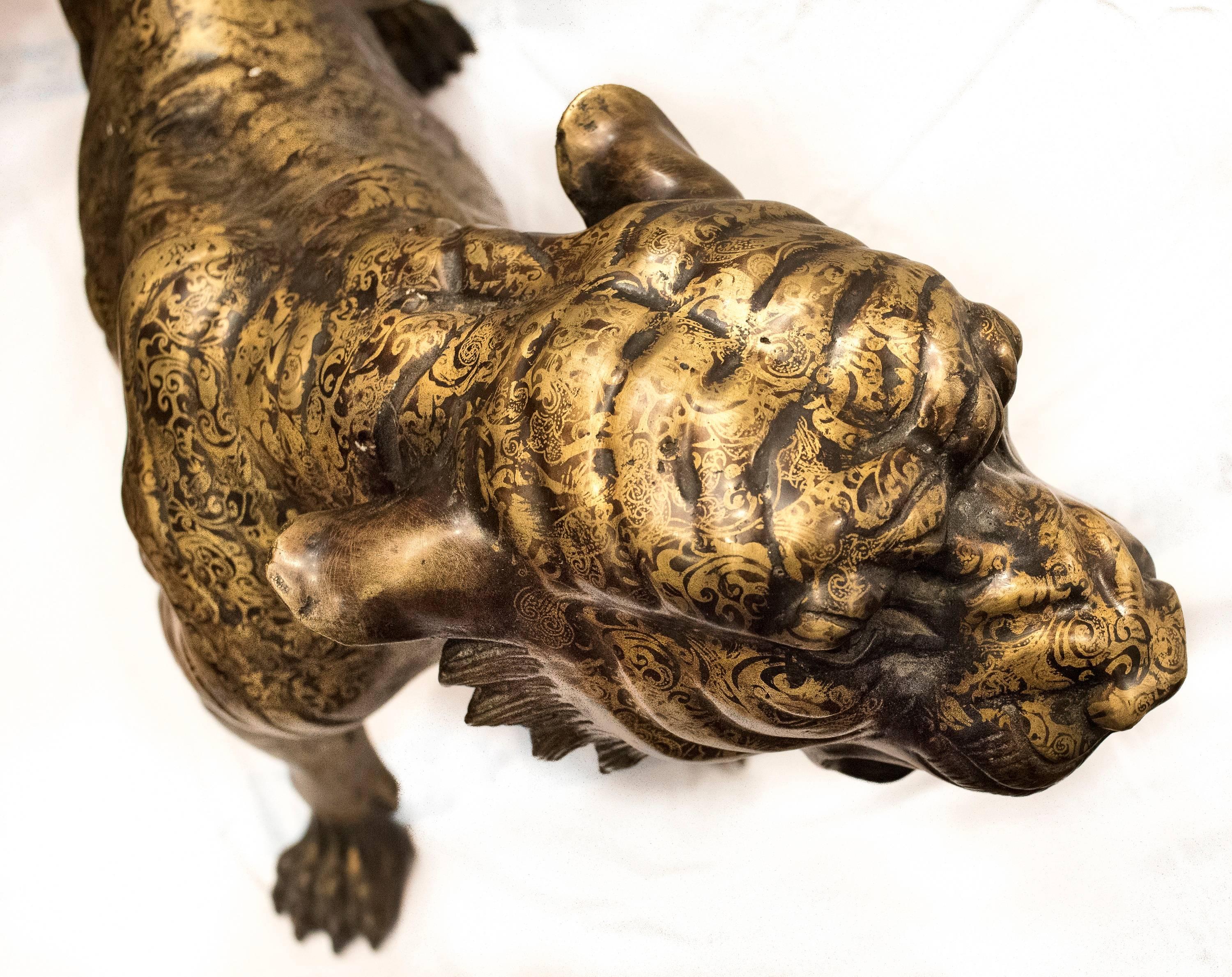 Exportation chinoise Tigre en bronze chinois du milieu du siècle en or avec motif adamasquinado. Tampon