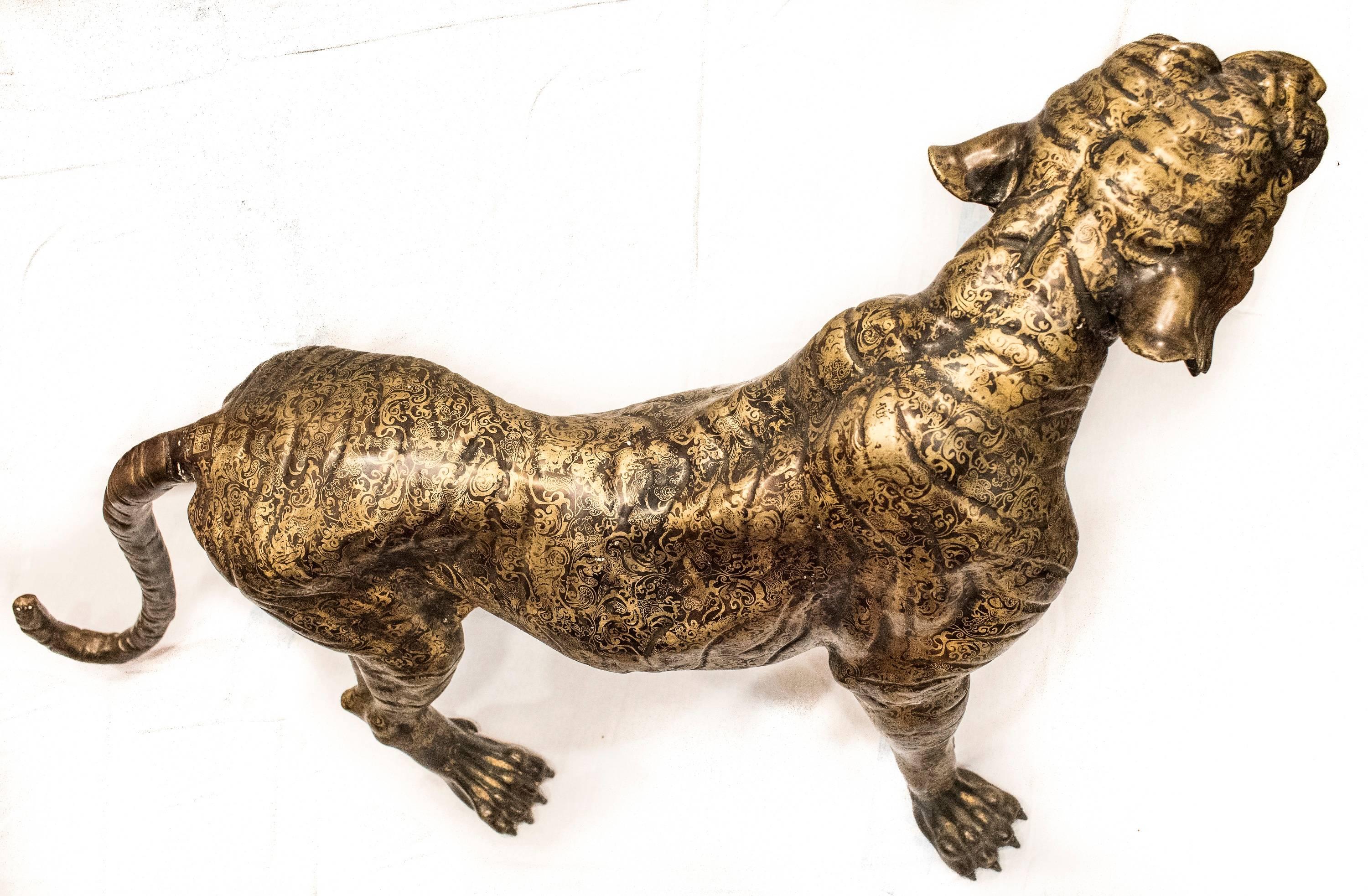 Malaisien Tigre en bronze chinois du milieu du siècle en or avec motif adamasquinado. Tampon