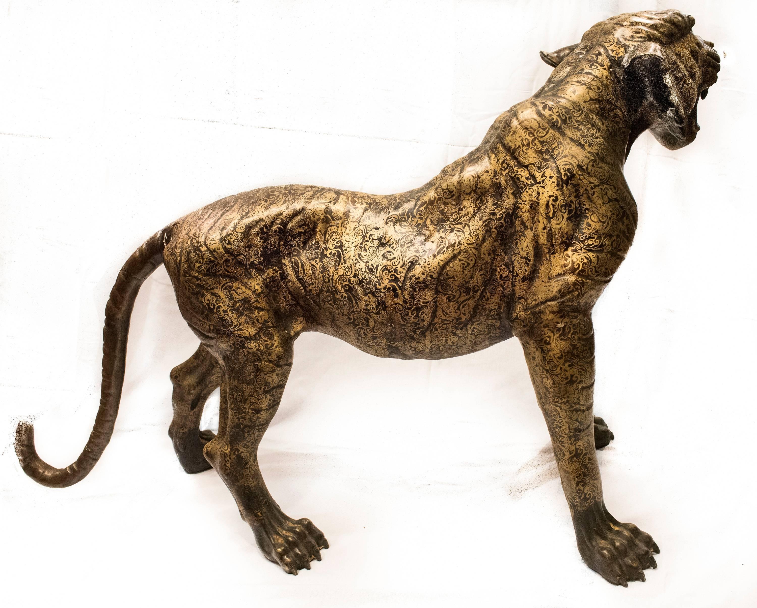 Peint Tigre en bronze chinois du milieu du siècle en or avec motif adamasquinado. Tampon