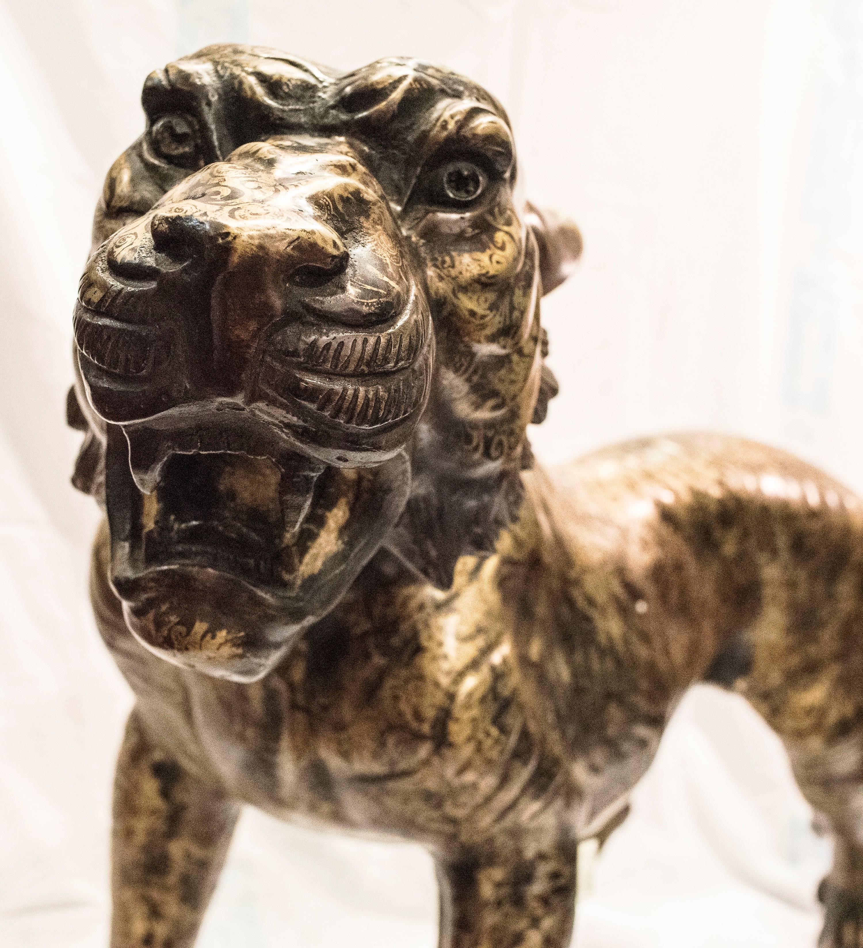 Tigre en bronze chinois du milieu du siècle en or avec motif adamasquinado. Tampon Excellent état à Valladolid, ES
