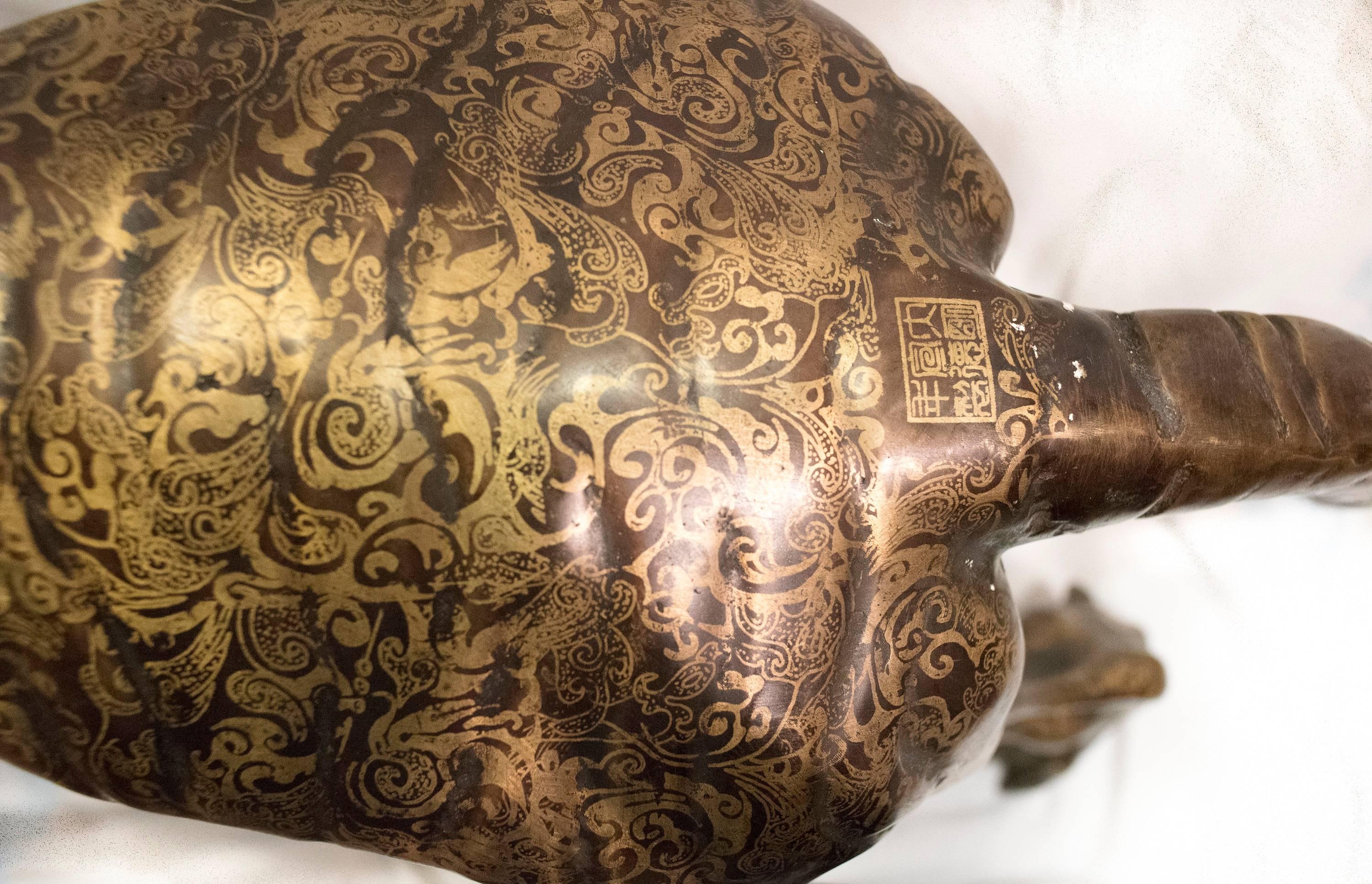 Fin du 20e siècle Tigre en bronze chinois du milieu du siècle en or avec motif adamasquinado. Tampon