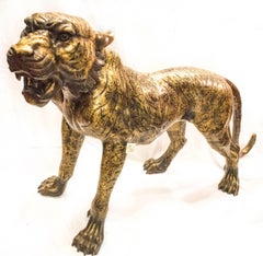 Tigre en bronze chinois du milieu du siècle en or avec motif adamasquinado. Tampon