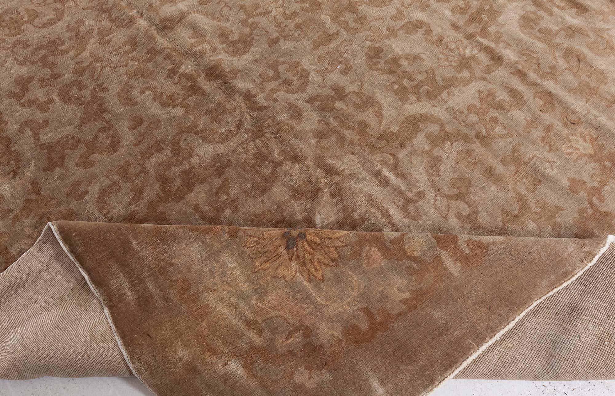 Laine Tapis chinois du milieu du siècle en laine, fait à la main, de couleur Brown en vente