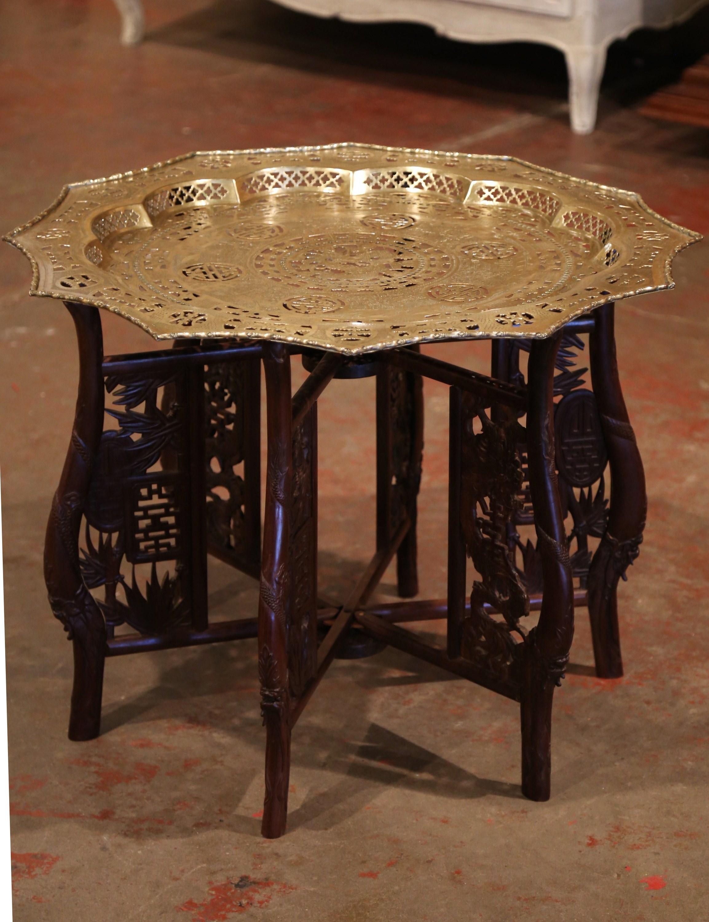 Chinois Base de table pliante chinoise à six pieds du milieu du siècle dernier:: sculptée:: avec plateau en laiton gravé en vente
