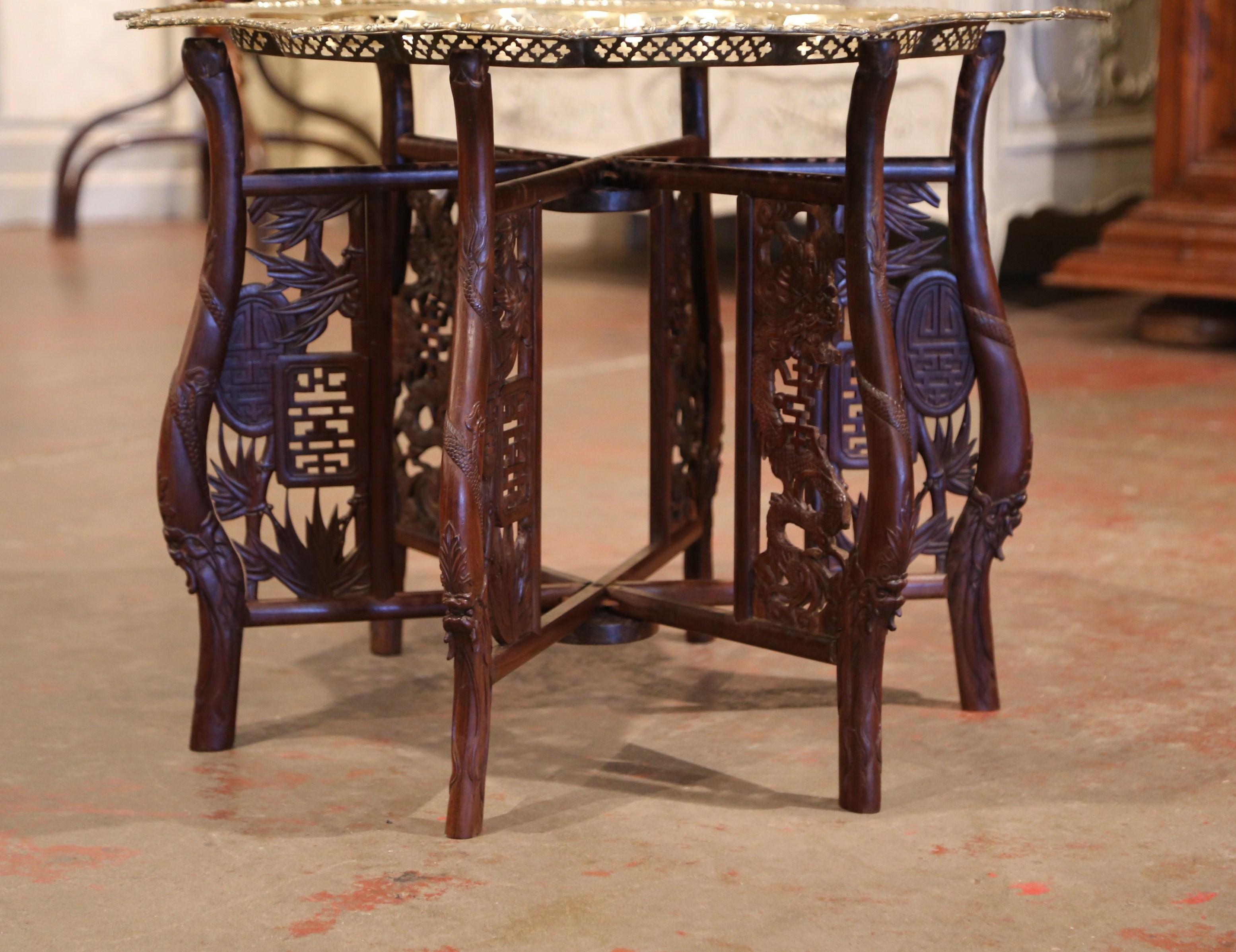 Sculpté à la main Base de table pliante chinoise à six pieds du milieu du siècle dernier:: sculptée:: avec plateau en laiton gravé en vente