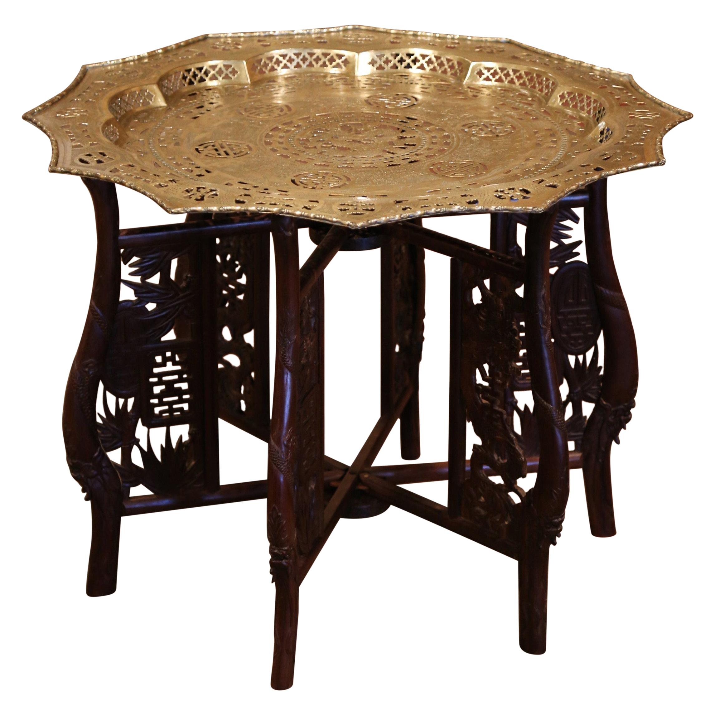 Base de table pliante chinoise à six pieds du milieu du siècle dernier:: sculptée:: avec plateau en laiton gravé en vente
