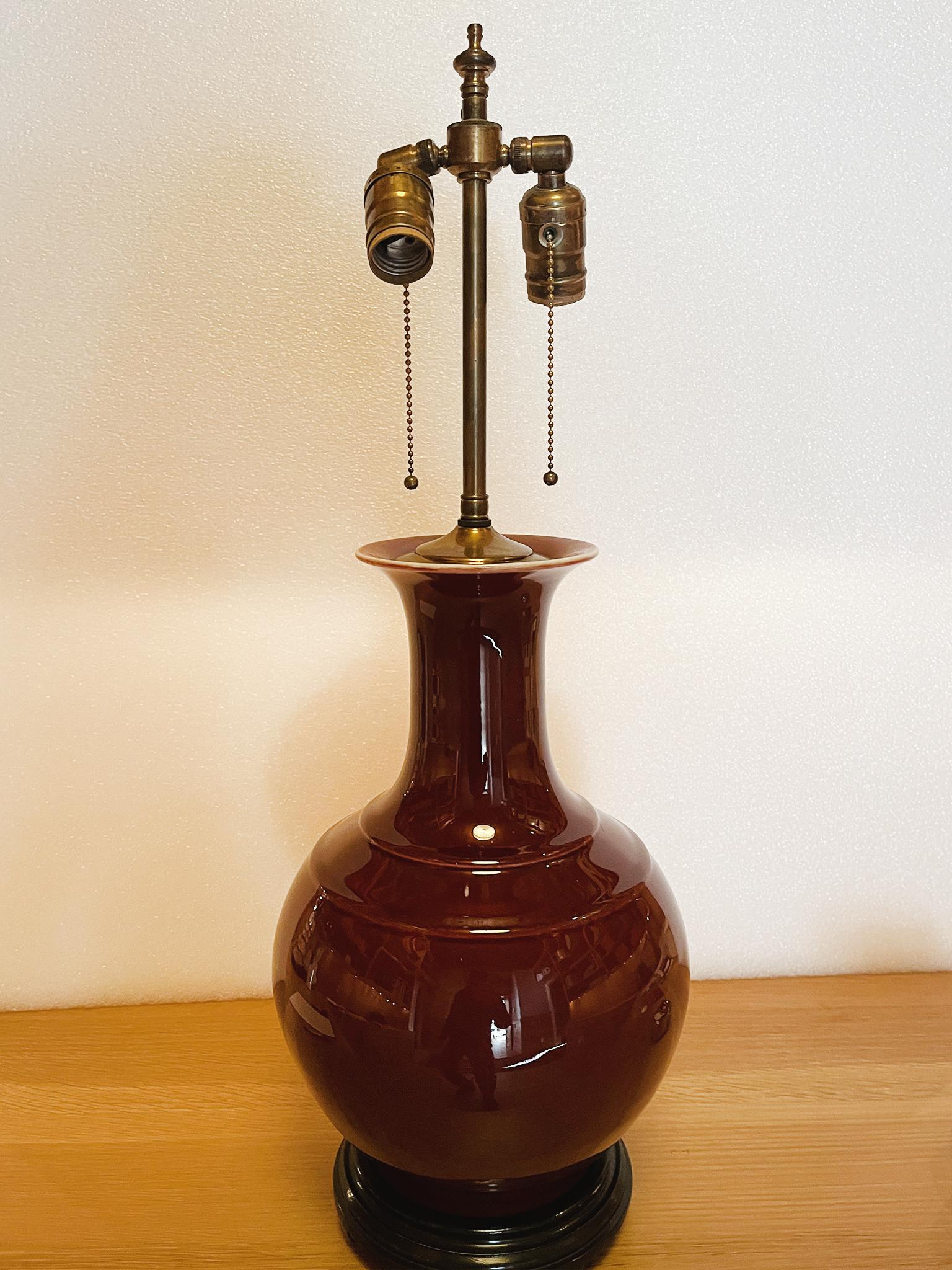 Chinois Lampe de table en céramique chinoise du milieu du siècle à glaçure rouge sang-de-bœuf en vente
