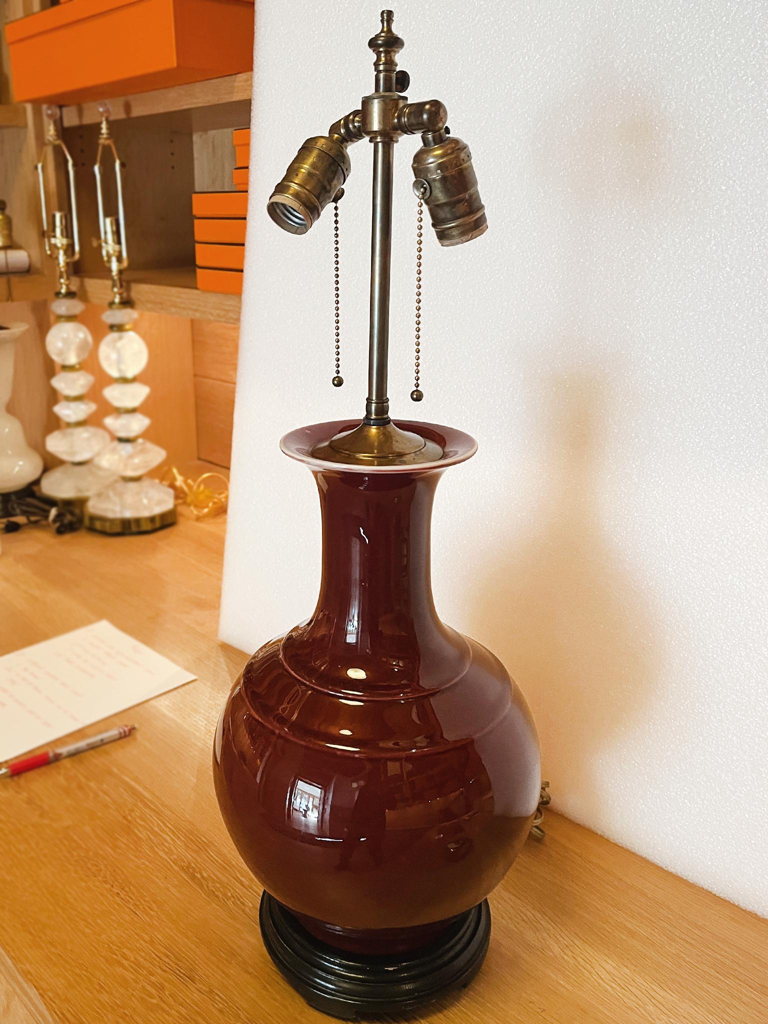 Vernissé Lampe de table en céramique chinoise du milieu du siècle à glaçure rouge sang-de-bœuf en vente