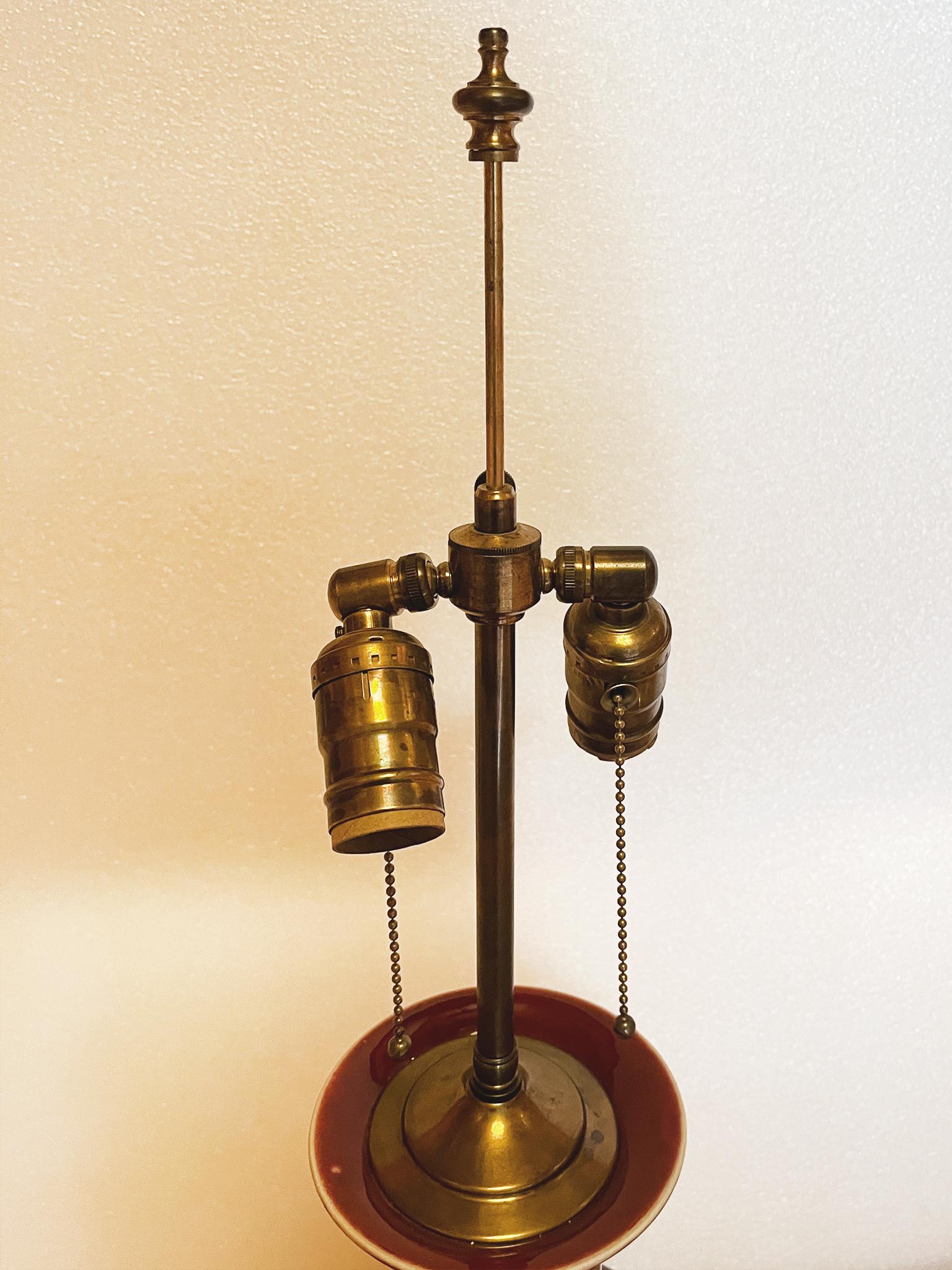 Lampe de table en céramique chinoise du milieu du siècle à glaçure rouge sang-de-bœuf Bon état - En vente à New York, NY