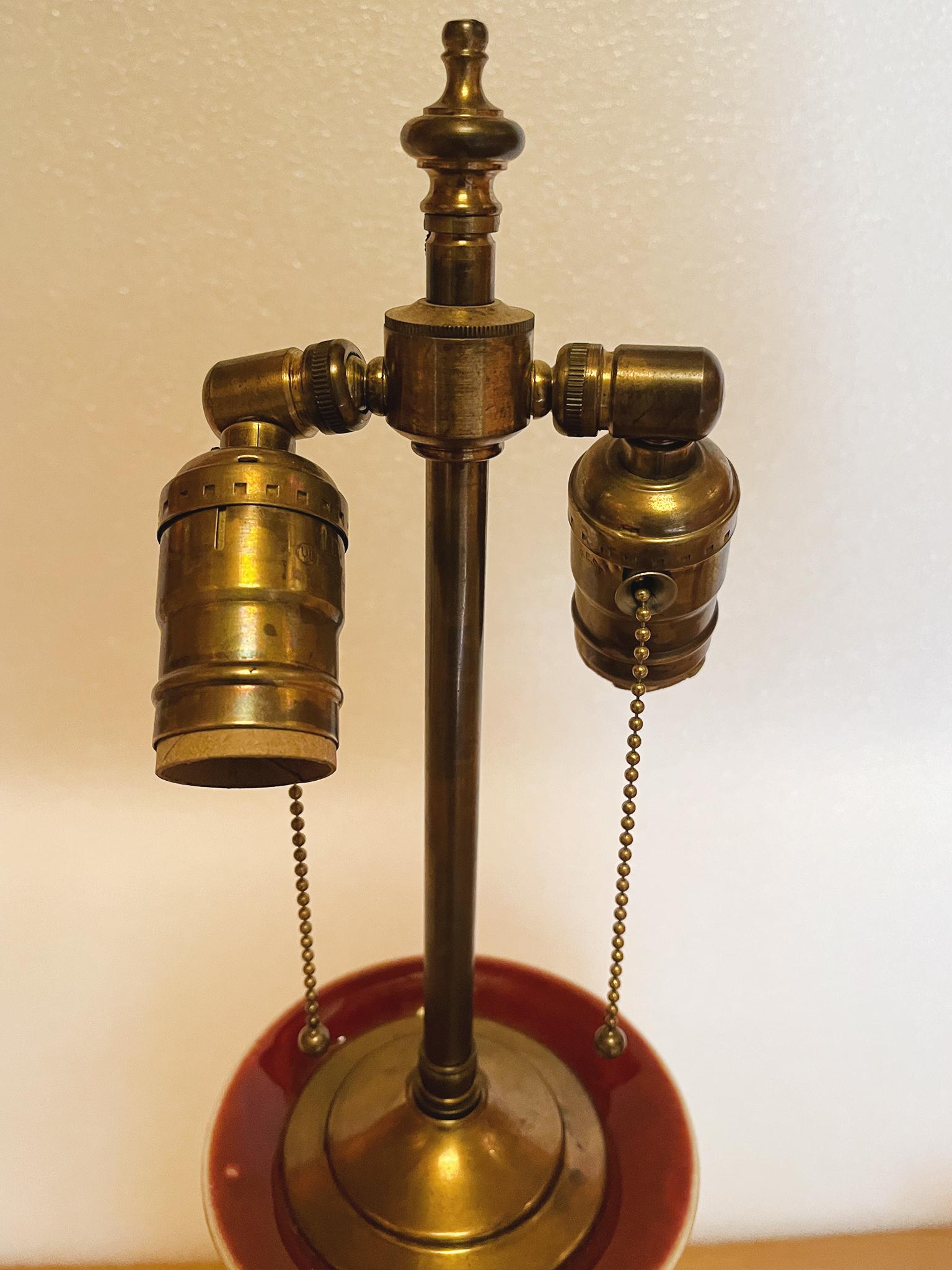 20ième siècle Lampe de table en céramique chinoise du milieu du siècle à glaçure rouge sang-de-bœuf en vente