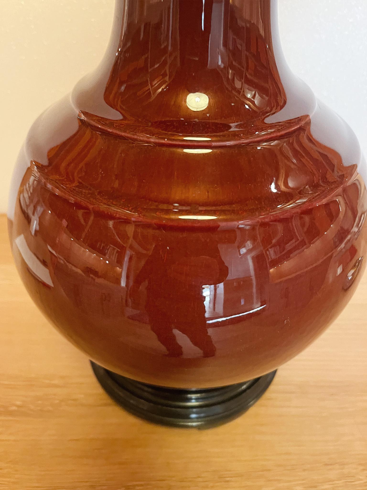 Laiton Lampe de table en céramique chinoise du milieu du siècle à glaçure rouge sang-de-bœuf en vente