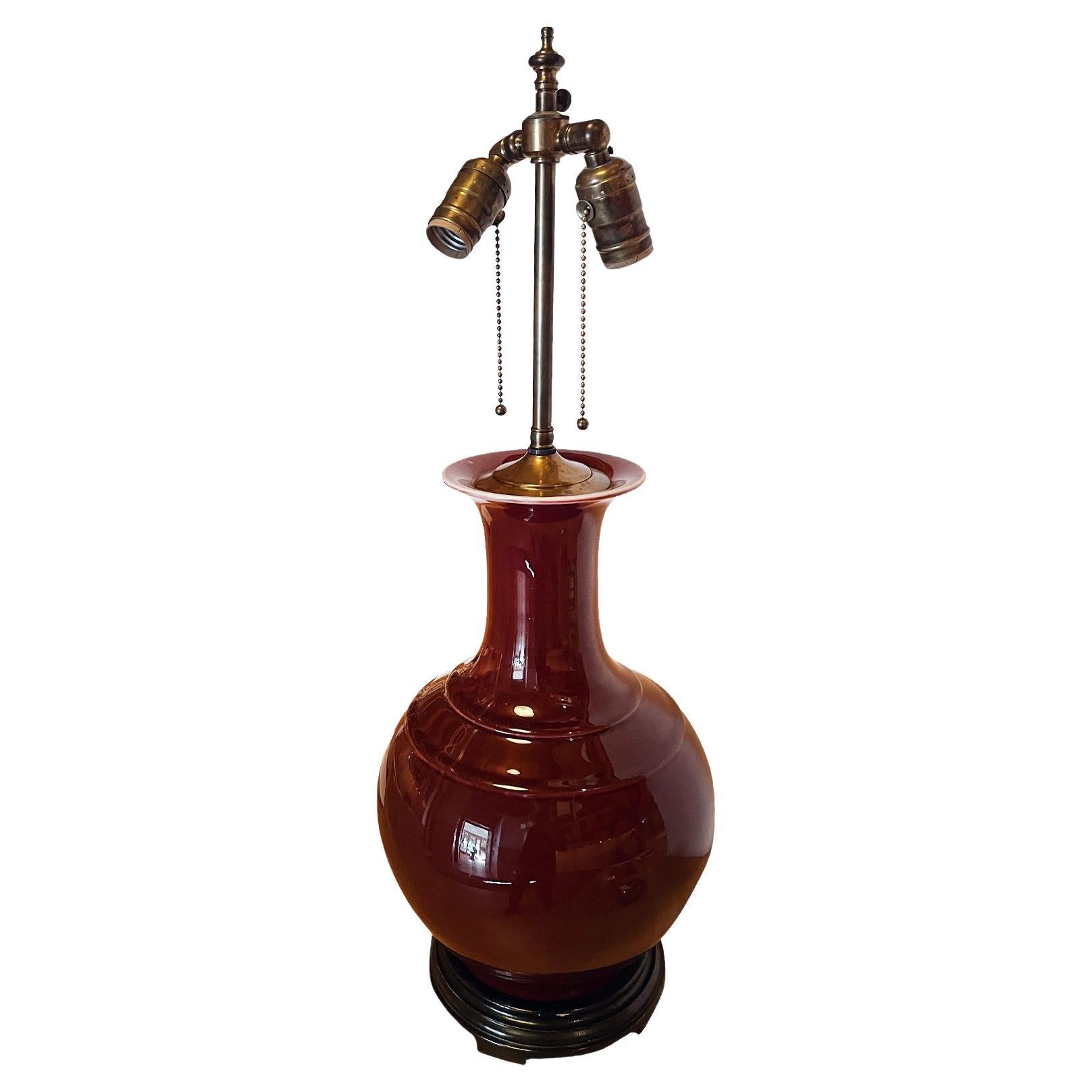 Lampe de table en céramique chinoise du milieu du siècle à glaçure rouge sang-de-bœuf